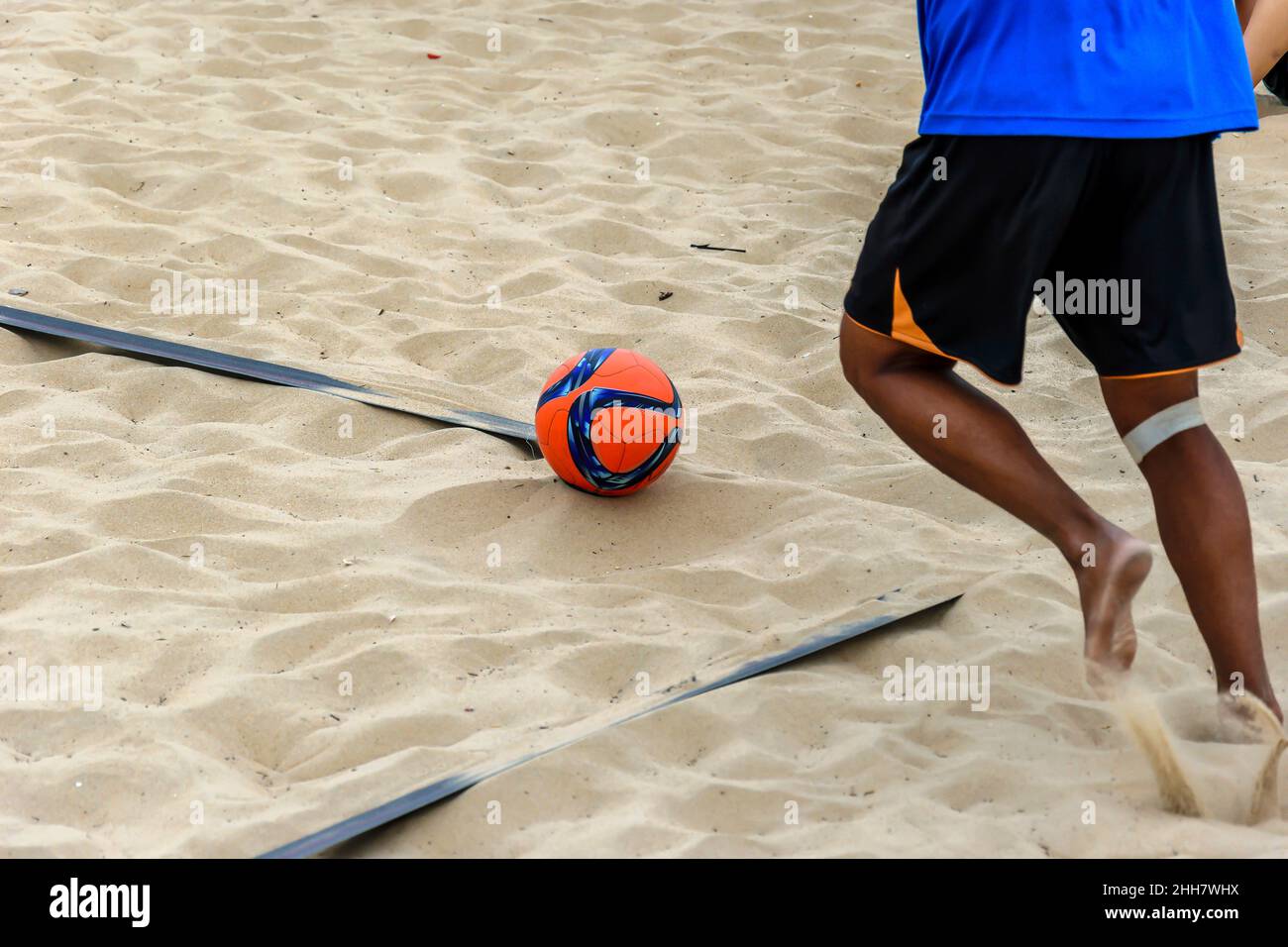 Un joueur de football de plage prêt à prendre un virage Banque D'Images