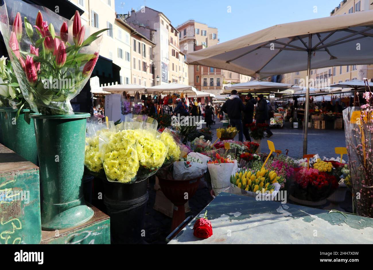 Vue sur Campo de' Fiori, Rome, Italie, le 22 janvier 2022.Selon les dernières règles du gouvernement italien, d'entrer dans les cafés, restaurants, métros, bus,trains, ferries, cinémas, théâtres, musées,Les gymnases, piscines, sont obligatoires le certificat « Super Green Pass », qui peut être obtenu uniquement avec 2 ou 3 doses de vaccin Covid 19 ou par la guérison de l'infection.D'autre part, pour entrer dans les universités, les bureaux, les banques, les prisons,Et les coiffeurs et les barres à ongles il est obligatoire de montrer le certificat 'passe verte standard', qui peut être obtenu même avec un test d'antigène rapide ou avec un PC Banque D'Images