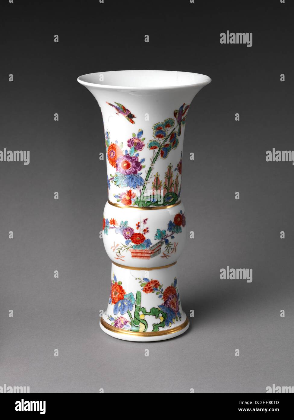 Vase avec fleurs et oiseaux (un de deux) 1733 Meissen Manufactory allemand la forme de ce vase est d'origine chinoise, mais la décoration combine librement des motifs chinois et japonais.Les vases peuvent être datés de 1733, la seule année au cours de laquelle la marque sur la base a été utilisée.Vase avec fleurs et oiseaux (un de deux).Allemand, Meissen.1733. Porcelaine à pâte dure peinte avec des émaux colorés sous un vernis transparent.Céramique-porcelaine Banque D'Images