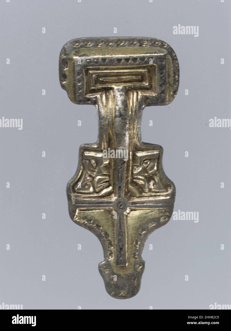 Broche miniature à tête carrée première moitié 6th siècle Anglo-Saxon l'affinité de ces broches, que l'on trouve en France, avec des objets du Kent est la preuve de la propagation des traditions artistiques par l'exportation ou la copie.Broche miniature à tête carrée 465089 broche anglo-saxonne miniature à tête carrée, première moitié du 6th siècle, dorée argentée, niello ; broche en fer, hors tout : 11/16 x 1 9/16 x 3/8 po.(1,8 x 4 x 0,9 cm).Metropolitan Museum of Art, New York.Don de J. Pierpont Morgan, 1917 (17.191.42) Banque D'Images