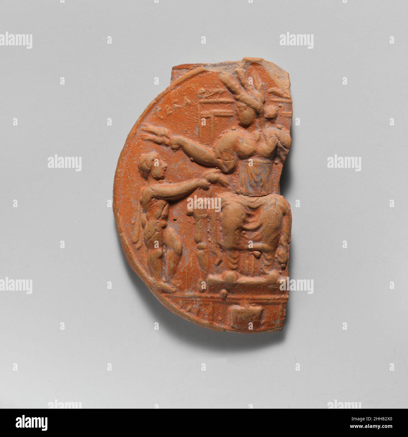Fragment de médaillon de terre cuite fin 2nd–début 3rd siècle A.D. Roman à l'origine, le médaillon aurait décoré le corps d'un navire, comme avec la carafe à trois manche dans ce cas (17.194.870).Cet appliqué dépeint la déesse Demeter avec une couronne d'épis de maïs, assis sur un trône et saluant le héros Eleusinien Triptolemus, à qui elle aurait enseigné l'art de l'agriculture.Fragment de médaillon de terre cuite.Roman. Fin 2nd–début 3rd siècle A.D..Terre cuite ; vaisselle de la vallée du Rhône.Vases Banque D'Images Fragment de médaillon de terre cuite fin 2nd–début 3rd siècle A.D. Roman à l'origine, le médaillon aurait décoré le corps d'un navire, comme avec la carafe à trois manche dans ce cas (17.194.870).Cet appliqué dépeint la déesse Demeter avec une couronne d'épis de maïs, assis sur un trône et saluant le héros Eleusinien Triptolemus, à qui elle aurait enseigné l'art de l'agriculture.Fragment de médaillon de terre cuite.Roman. Fin 2nd–début 3rd siècle A.D..Terre cuite ; vaisselle de la vallée du Rhône.Vases Banque D'Images