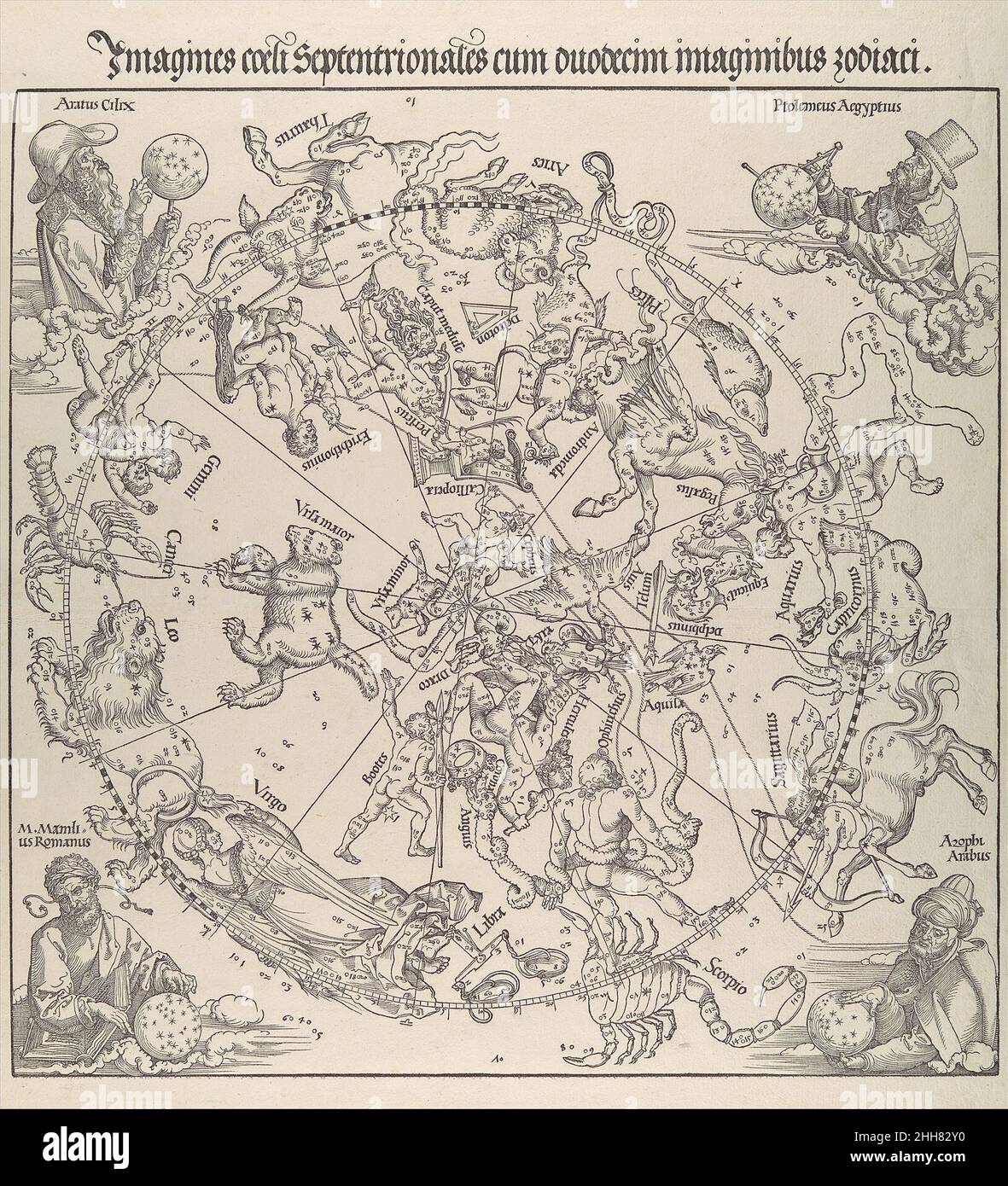 La carte céleste - hémisphère Nord 1515 Albrecht Dürer allemand l'ancienne tradition de faire des cartes célestes peut être retracée, par des sources arabes, à des cartes classiques.Les deux cartes de Dürer, l'une et l'autre de l'hémisphère Sud, dérivent d'un type arabe qui dépeint chaque hémisphère séparément.Sa source directe était deux tableaux richement décorés des étoiles faites à Nuremberg en 1503.Parmi les ajouts de Dürer à ce dessin figurent les portraits des premiers astronomes de chaque coin : Aratus Cilix, Ptoléemeus Aegyptius (Ptolémée), M. Mamlius Romanus (Marcus Manilius) et Azophi Arabus Banque D'Images