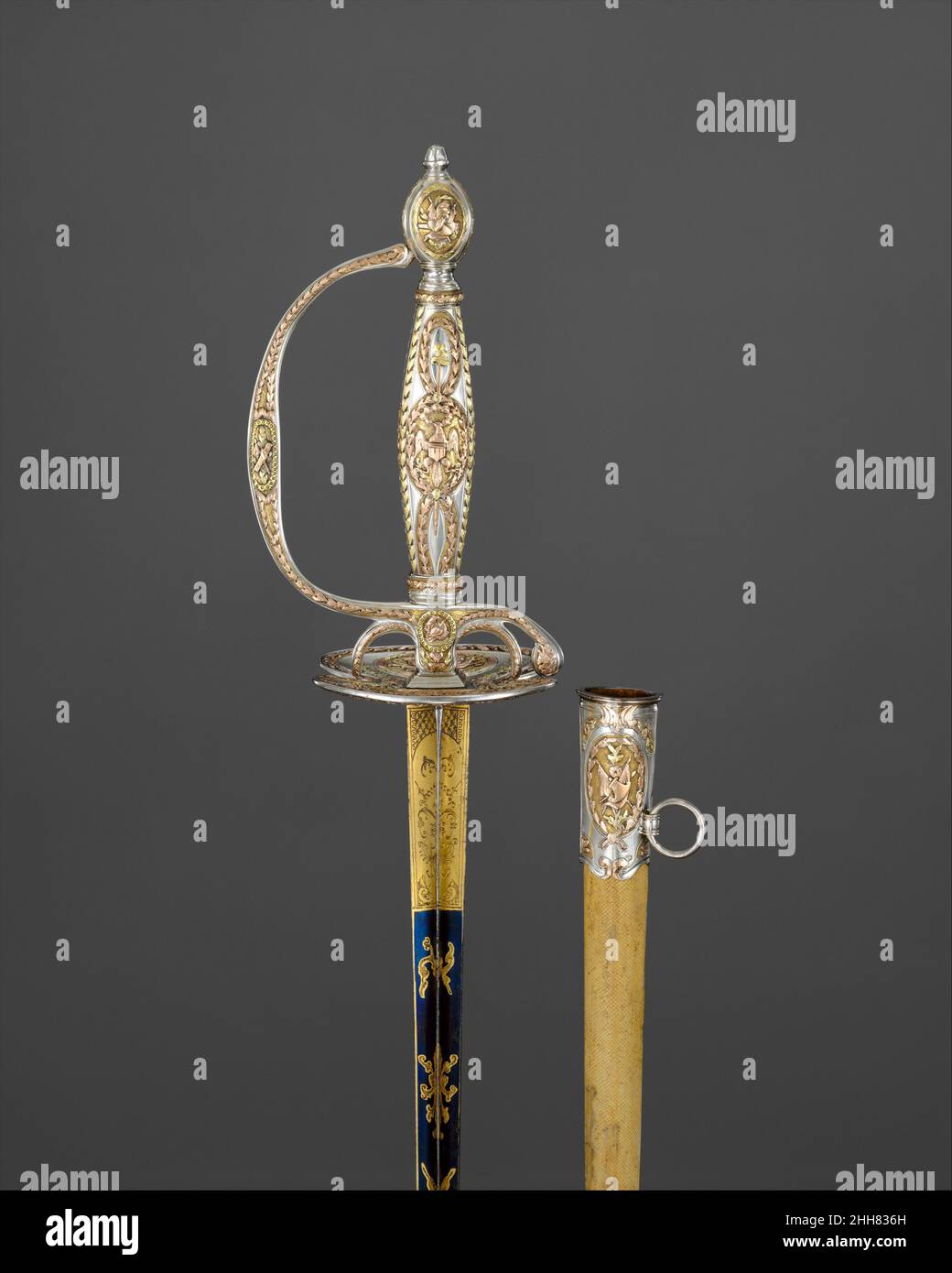 Présentation au Congrès épée avec le barde du colonel Marinus Willett (1740–1830) marquée pour 1785–86 C. Liger French cette épée est l'une des dix « épées élégantes » décernées par le Congrès continental à divers officiers pour action méritoire contre les Britanniques pendant la Révolution américaine.En raison du manque de fonds, les épées n’ont pas été exécutées avant 1785–86.Ils ont été fabriqués non pas par un artisan américain mais par l'un des meilleurs fourbisseures (vendeurs d'épée) à Paris.La décoration, en partie prescrite par le Congrès, comprend les armoiries des États-Unis d'un côté de la poignée et d'un autre Banque D'Images