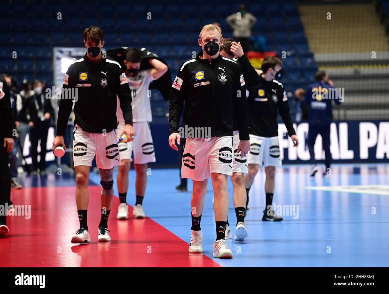 Bratislava, Slovaquie.23rd janvier 2022.Handball, Championnat d'Europe, main Round, Groupe 2, Matchday 3,Allemagne - Suède : Patrick Wiencek (v) en Allemagne et Julian Köster (l) en Allemagne quittent la salle avec le reste de l'équipe après le match.Credit: Marijan Murat/dpa/Alamy Live News Banque D'Images