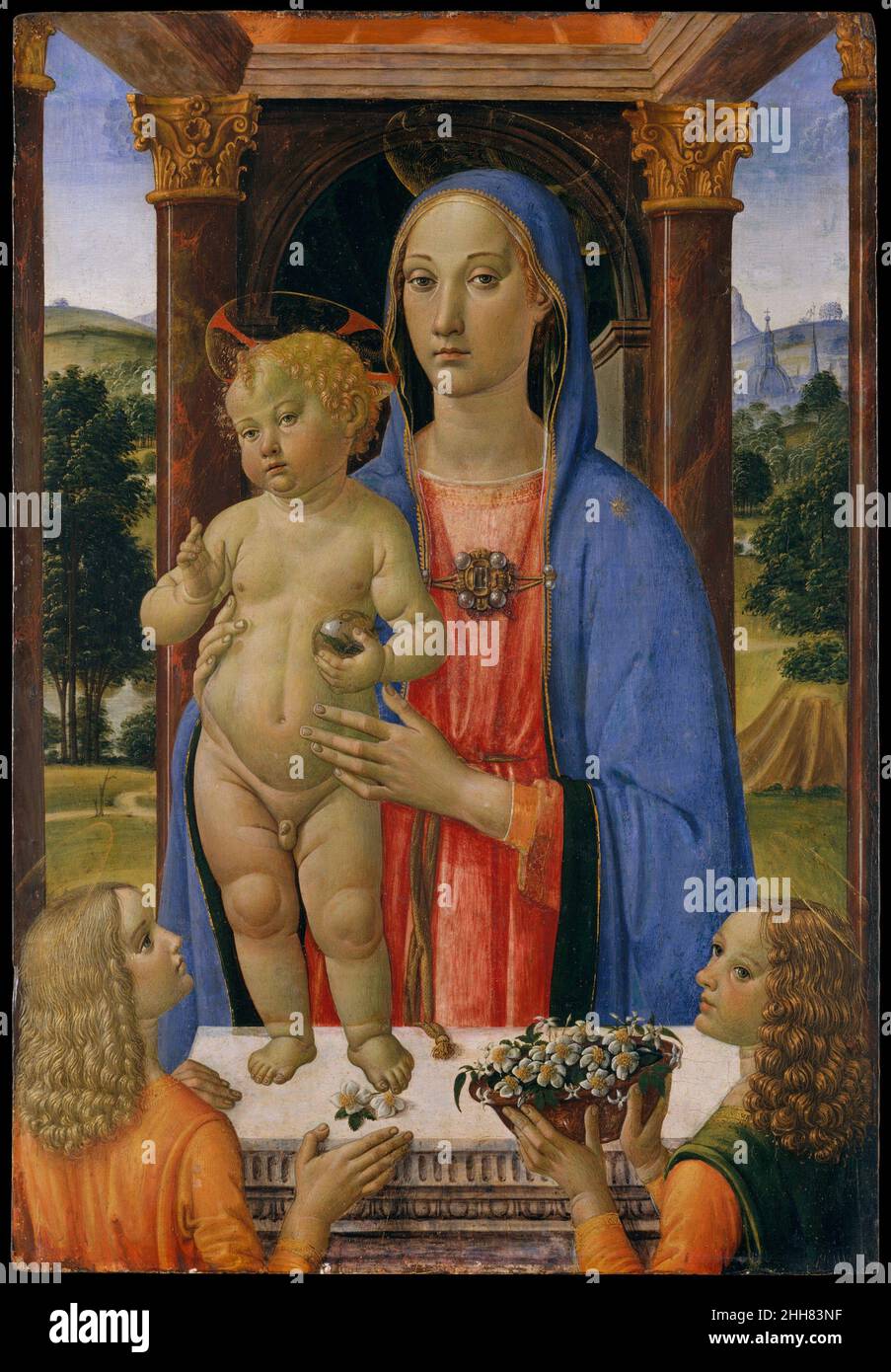 Madonna et l'enfant avec deux anges début 1480s Cosimo Rosselli Italien la photo date d'environ 1480–82, autour du temps que Rosselli travaillait à Rome dans la Chapelle Sixtine avec Perugino, Botticelli, Ghirlandaio, et Signorelli.Il a cependant été peint pour un Florentin, comme le fond a une vue sur le dôme de la cathédrale de Florence.Comme l'indiquent ses dimensions plutôt modestes, l'image était probablement accrochée dans un intérieur domestique, où elle aurait servi de foyer pour la prière et la dévotion quotidiennes.Cette fonction est également indiquée par l'espace vide entre les deux anges adoring, Banque D'Images