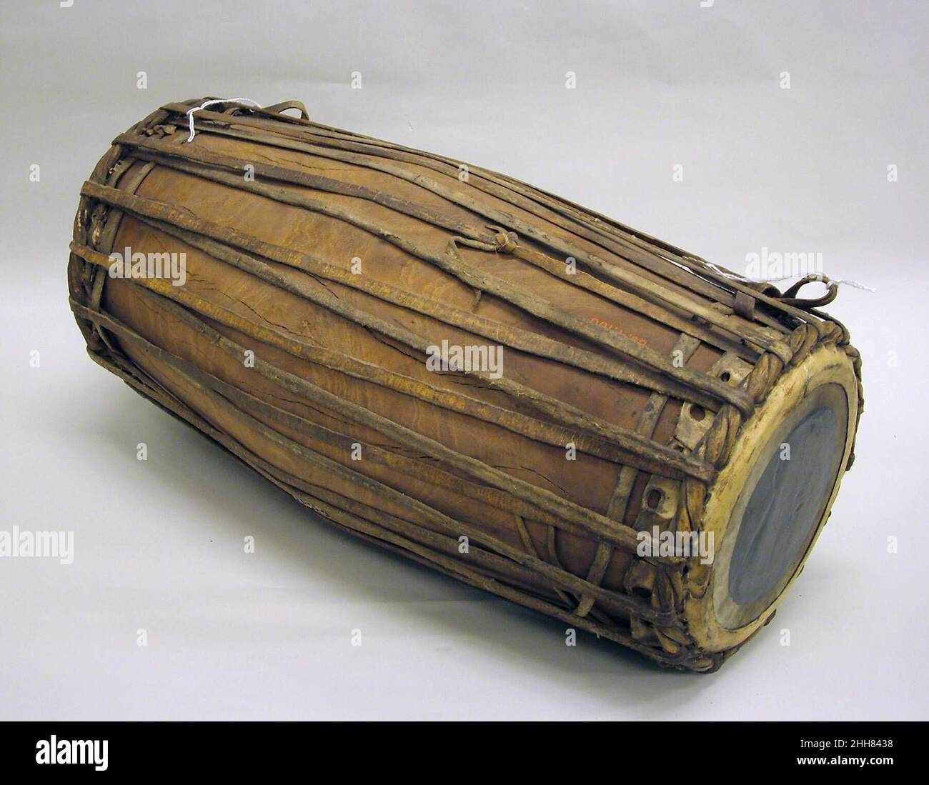 Pakhavaj Indien de la fin du 19th siècle (nord).Pakhavaj.Indien (nord). Fin du 19th siècle.Bois, peau.Nord, Inde.Membranophone-double tête / tambour cylindrique Banque D'Images