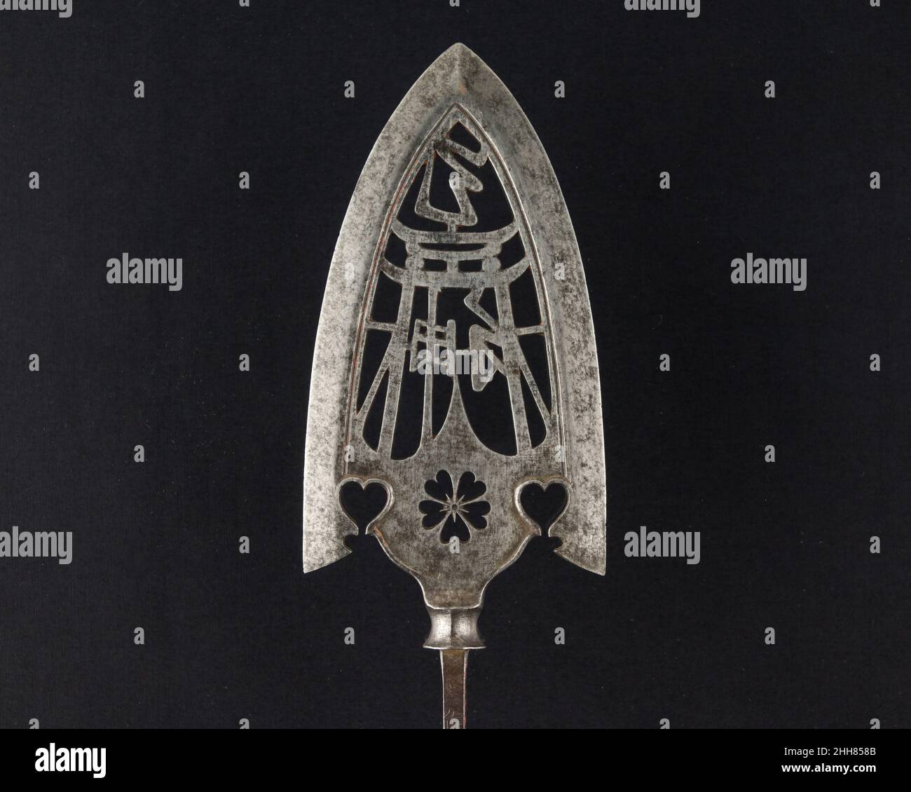 Arrowhead (Yanone) 18th siècle japonais bien qu'aujourd'hui les guerriers japonais sont les plus renommés pour leur travail à l'épée, le tir à l'arc, en particulier à cheval, a été une partie essentielle de la guerre et de la culture samouraïs pendant des siècles.Les flèches étaient équipées de têtes de forme variable selon leur usage prévu dans la guerre, la chasse ou la pratique de la cible.Les pointes de flèches destinées à être utilisées sur le champ de bataille ont été conçues pour des applications spécialisées telles que le perçage d'armures ou pour causer des dommages maximum aux chevaux et au personnel non blindé. Grandes pointes de flèches, percées et ciselées avec la Banque D'Images