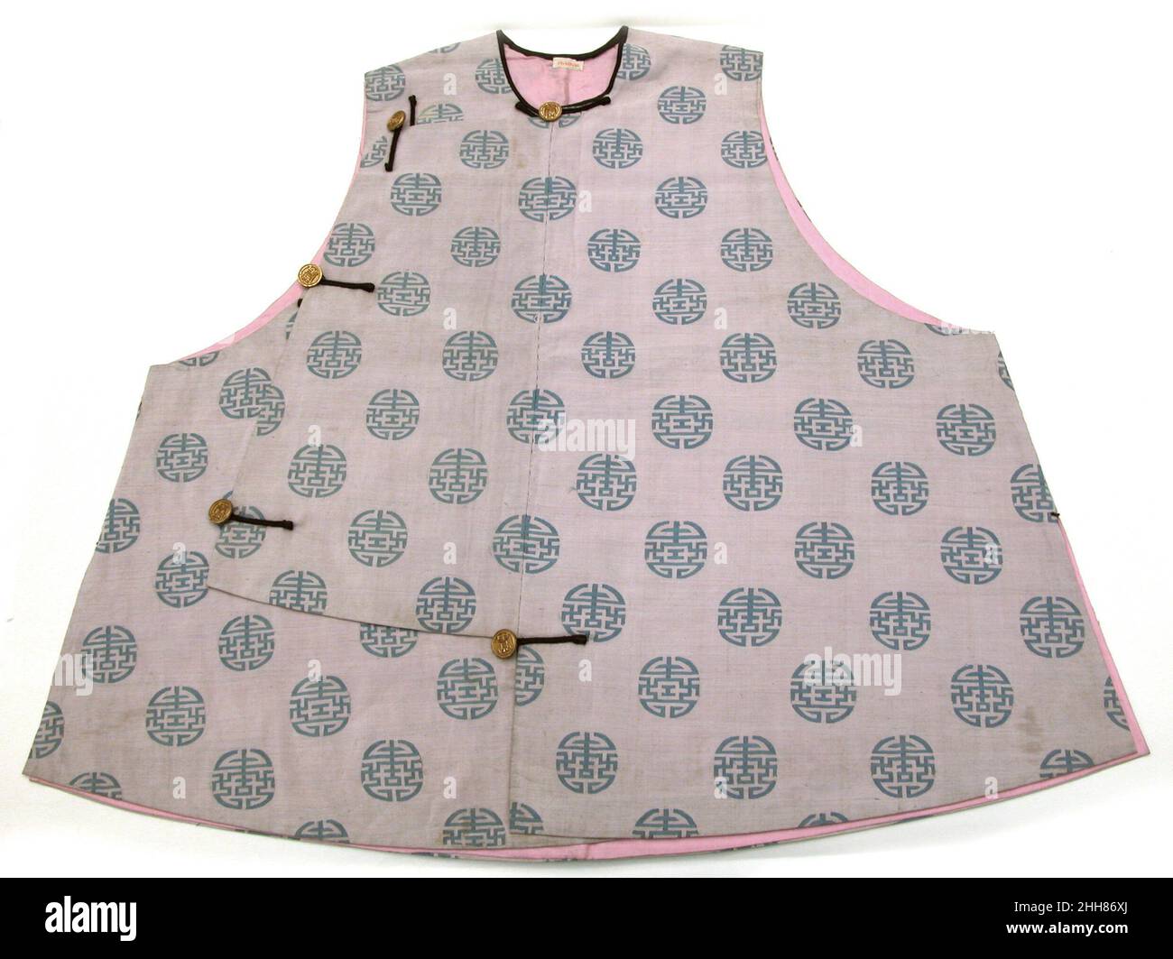 Veste sans manches pour femme début du 20th siècle Chine les petites cocardes répétées sur cette veste sans manches sont une forme de shou de caractère chinois, signifiant la longévité.Chacun des caractères shou comprend deux caractères wan (swastikas), ce qui signifie dix mille ans.Le vêtement a été porté de manière appropriée pour les fêtes d'anniversaire.Veste sans manches pour femme 69744 Banque D'Images