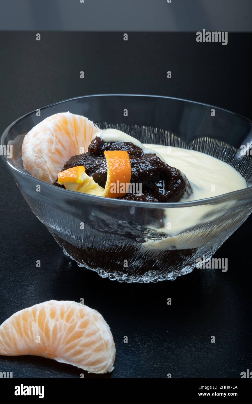 Helsinki / Finlande - 23 JANVIER 2022 : cuisine finlandaise traditionnelle - Mämmi à base de seigle typique est mangé autour de Pâques avec de la crème fraîche ou de la crème anglaise. Banque D'Images