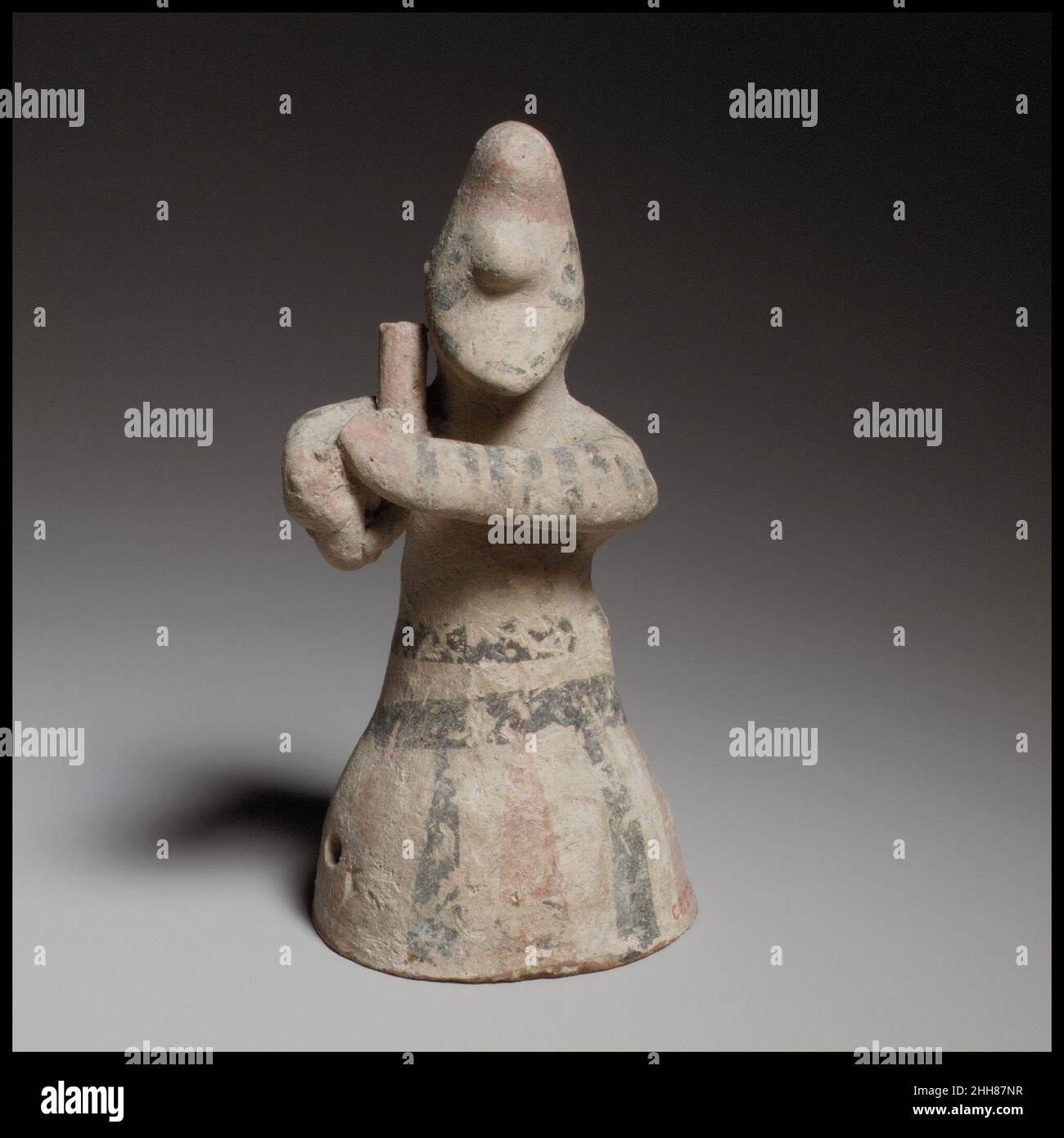 Joueur de lyre masculin debout ca.750–600 C.-B. Cypriote la figurine a un corps inférieur en forme de cloche, creux et en forme de roue.La partie supérieure et la tête sont faites à la main.Joueur de lyre masculin debout 241222 Banque D'Images