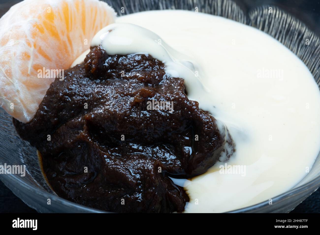 Helsinki / Finlande - 23 JANVIER 2022 : cuisine finlandaise traditionnelle - Mämmi à base de seigle typique est mangé autour de Pâques avec de la crème fraîche ou de la crème anglaise. Banque D'Images