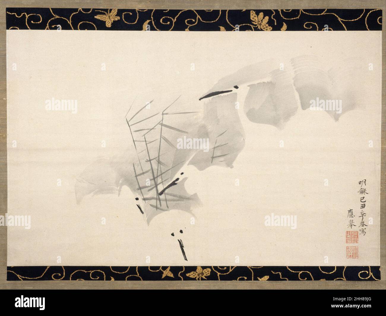 Hérons blancs 1769 Maruyama Ōkyo Japonais le papier blanc est laissé en réserve pour les corps des hérons, silhoueté par un lavage doux et brumeux plutôt que par un contour d'encre.Au lieu de dépendre des images des copybooks pour l'inspiration, Maruyama Ōkyo, fondateur de l'école Maruyama-Shijo et promoteur du naturalisme dans la peinture, pratiquait l'esquisse de la vie.Il a créé des images d'oiseaux, d'animaux et de poissons tirés sous tous les angles et a capturé les effets atmosphériques de la pluie, de la brume et de la neige.Hérons blancs 49031 Banque D'Images
