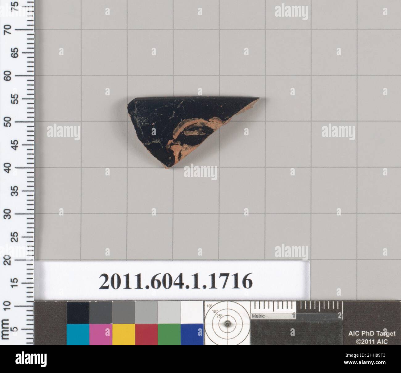 Fragment de bordure en terre cuite d'un kylix (gobelet) mi-5th siècle C.-B. grec, Attic Exterior, partie de la tête arrondie à gauche.Fragment de bordure en terre cuite d'un kylix (gobelet).Grec, Attique. Mi-5th siècle av. J.-C..Terre cuite, figure rouge.Classique.Vases Banque D'Images