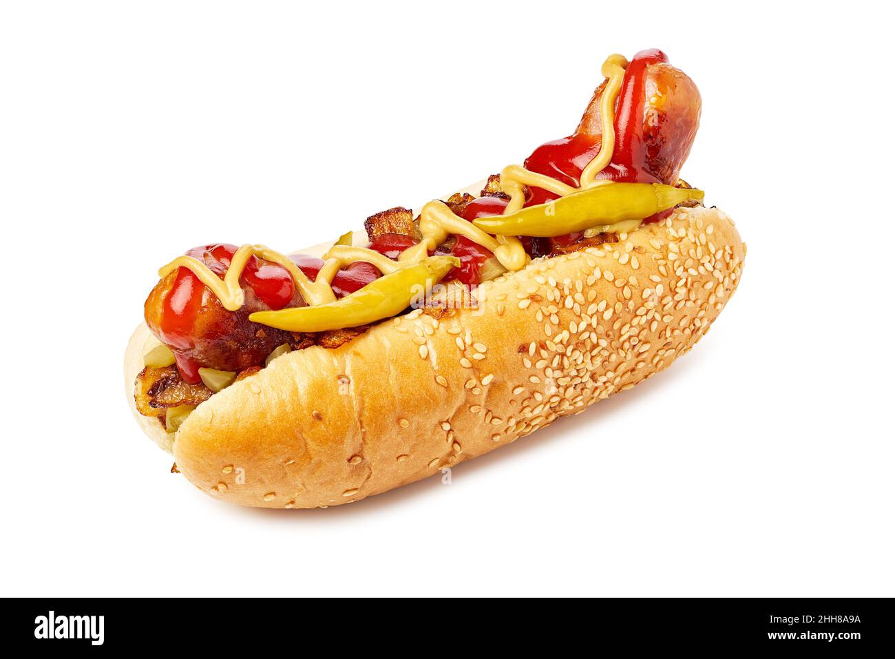 Hot dog avec saucisse épaisse et oignon frit sur fond blanc Banque D'Images