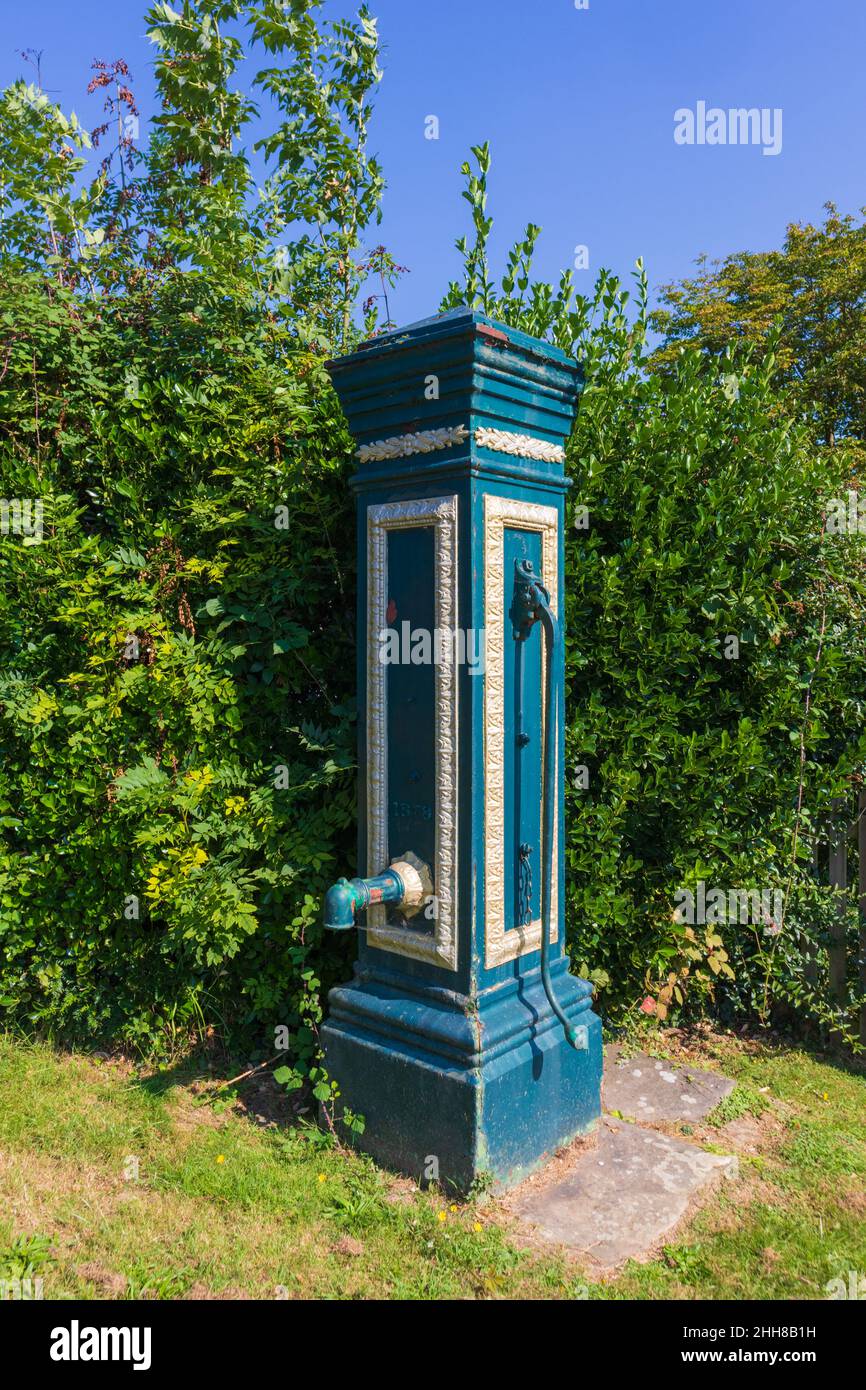 Ancienne pompe à eau datée de 1878 par The Green, woodchurch, kent, royaume-uni Banque D'Images