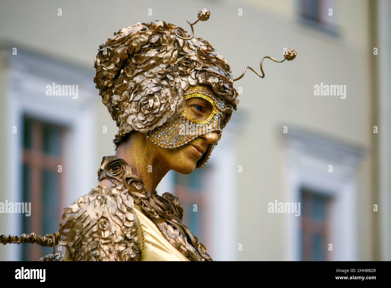 Live Sculpture.Golden Fairy.Portrait.Performances de rue.Artiste de rue.Minsk (Bélarus) Banque D'Images