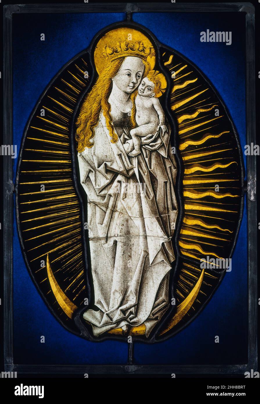 La Vierge de l'Apocalypse ca.1480–90 cercle du Maître du Cabinet d'Amsterdam allemand l'imagerie représentée sur ce panneau dérive du Livre de l'Apocalypse, qui décrit 'une femme revêtue du soleil, avec la lune sous ses pieds, et sur sa tête une couronne de douze étoiles' (12:1).La Vierge qui se dresse sur un croissant de lune, entourée de rayons de lumière, est un type iconographique spécifique, d'origine allemande, qui est devenu populaire au milieu du XVe siècle.Entourée par les rayons de lumière parfaite, la Vierge, Reine du ciel, éclipse la nature transitoire et évantée de tous les autres Banque D'Images