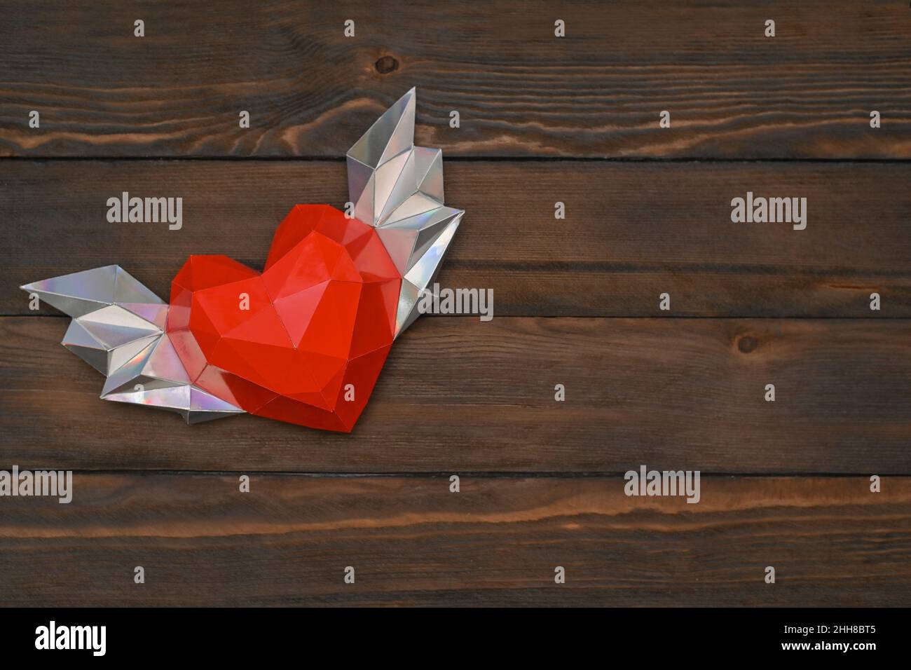 Coeur en papier polygonal rouge pour la Saint-Valentin Banque D'Images