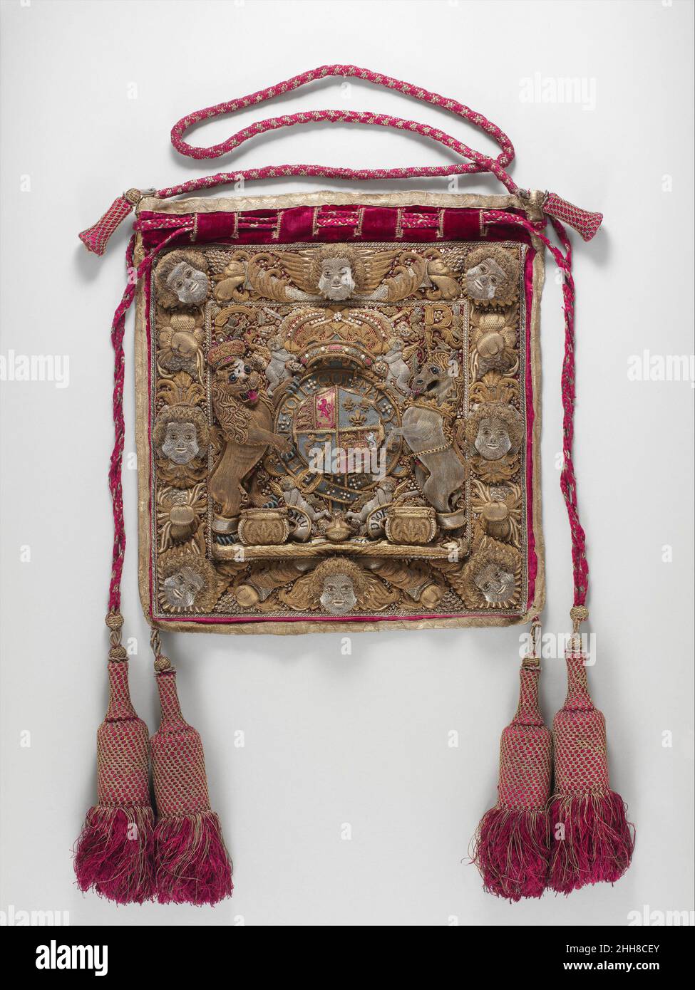 Burse ca.1714–27 britannique cette burse richement décorée a été faite pour contenir le Grand Sceau du roi.Il faisait partie de l'insigne de bureau de son gardien, le gardien du Grand Sceau (un poste souvent contenu dans celui du Haut Chancelier du Seigneur) et l'un des symboles les plus élaborés associés à ce haut-commissariat.Le Grand Sceau du roi était attaché à tous les brefs, lettres patentes, chartes et proclamations royales et était le symbole ultime de l'autorité royale.Quelque chose de l'aura qui attaché à l'objet physique peut être vu dans le sens de la responsabilité que ses gardiens sentaient dans sa garde Banque D'Images