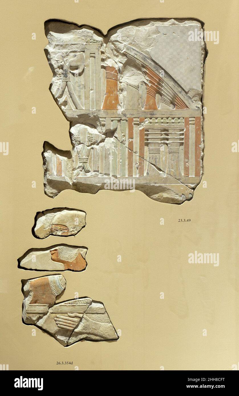 Scène de soulagement de Khety dans un fauteuil sous un toit élaboré ca.2051–2000 B.C. Middle Kingdom Khety, le premier trésorier royal enregistré (« le surveillant de ce qui est scellé ») de Mentuhotep II (ca.2051–2000 av. J.-C.), construit une tombe en haut des falaises de Deir el-Bahri.Ces reliefs dérivent du passage d’entrée du tombeau, qui était bordé de blocs de calcaire décorés. Khety, dont la tête et le haut du corps sont partiellement préservés ici, est assis sous une voûte, probablement partie d’une magnifique chaise de transport (voir fig.1) dans lequel il aurait été furié autour de sa succession.Dans les contextes funéraires, t Banque D'Images