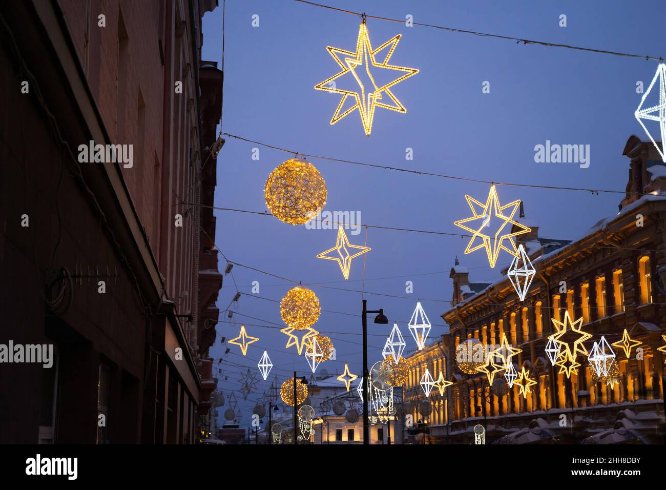 Illuminations de la Saint-Sylvestre dans une rue piétonne.Rue Bolshaya Pokrovskaya, Nizhny Novgorod.Lumières de la rue Banque D'Images