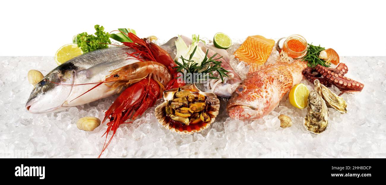 Poisson et nourriture de mer sur glace avec le Sea Weed, le caviar, les moules, les huîtres et le pétoncle isolés sur fond blanc - bannière de vue latérale Banque D'Images