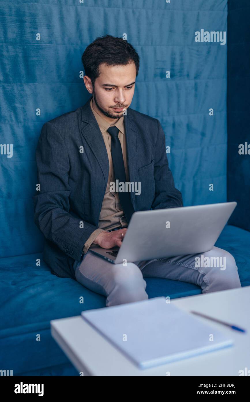 Homme d'affaires travaille dans une armoire pour les entreprises. Banque D'Images