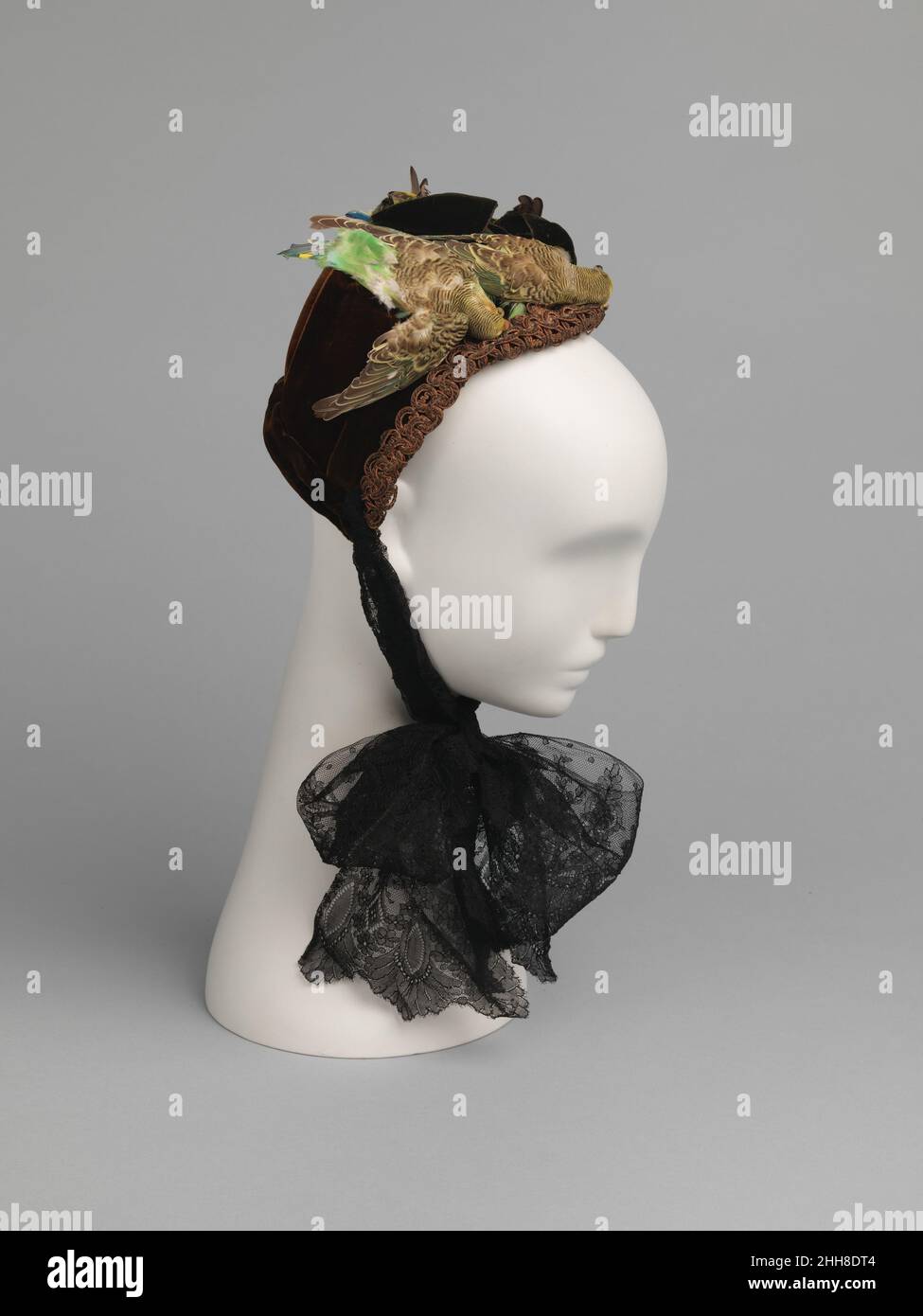 Bonnet 1890 américain au XIXe siècle, le sentiment et l'exhibitionnisme ont  poussé les femmes de la mode à adopter des chapeaux et des bonnets avec un  plumage élaboré.Considéré comme un coquetash lorsqu'il