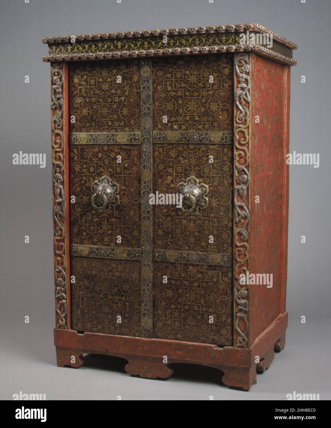 Armoire pour ustensiles rituels 18th siècle Tibet cette armoire a été conçue pour abriter des ustensiles pour l'activité rituelle, probablement dans une chapelle où des invocations ont été effectuées pour les divinités protectrices.Il est couronné d'une frise de crânes et encadré par des squelettes dansants.Les traverses de fer qui renforcent les portes sont ornées de têtes à différents stades de décomposition.Armoire pour ustensiles rituels 37665 Banque D'Images