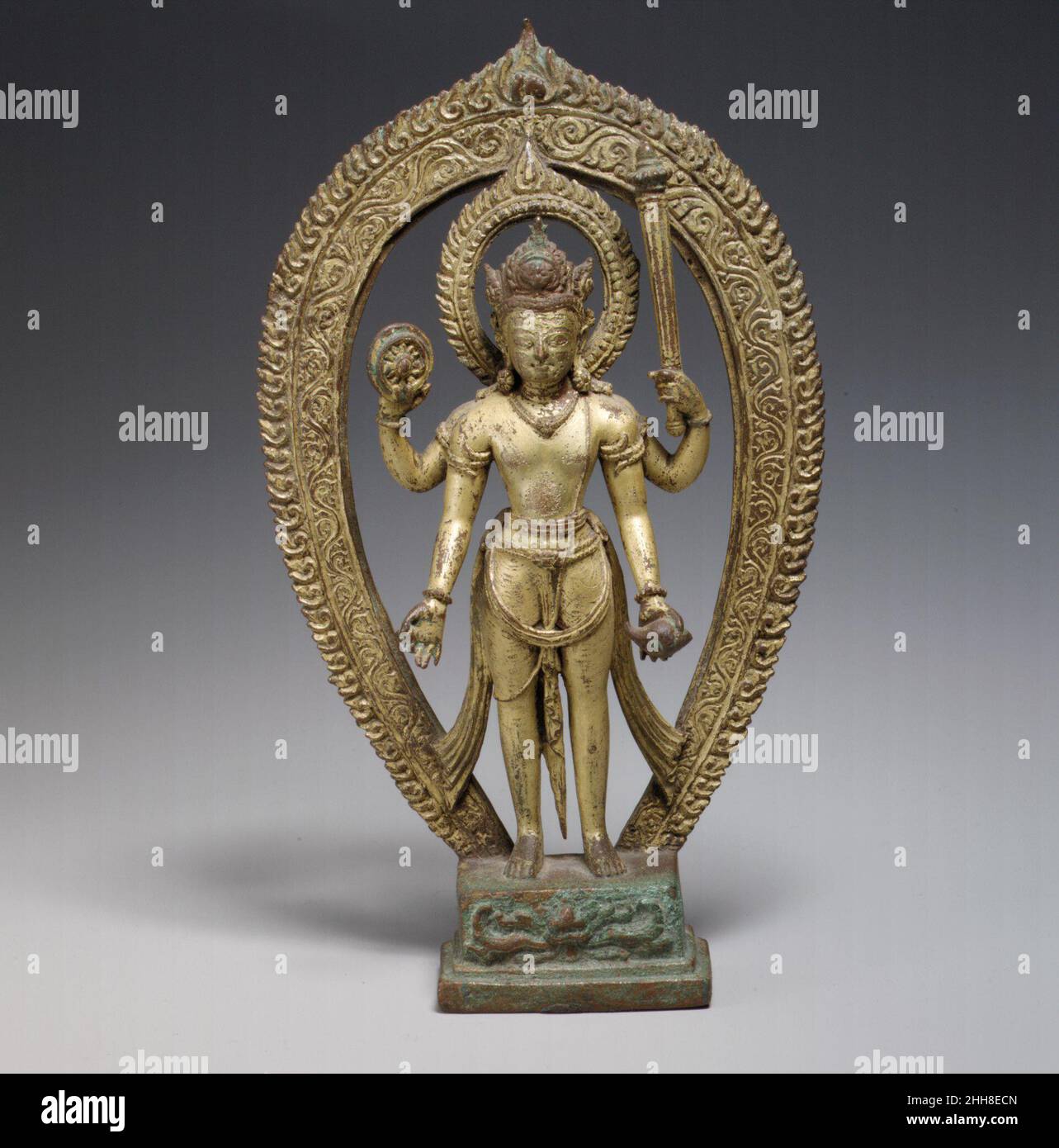 Vishnu 10th–11th Century Nepal (vallée de Katmandou) Vishnu en tant que protecteur et protecteur divin de l'ordre assume une posture symétrique, ses quatre bras s'contrebalancent l'un l'autre en affichant ses attributs titanes martiales : discus de guerre, club de bataille, et trompette de coquille de conch.Sa quatrième main tient la sphère qui décode la déesse de la terre.Il porte une couronne tripartite, le lobe central affichant un visage de lion, un héritage des conventions de Gupta nord-indiennes de l'imagerie royale.Vishnu.Népal (vallée de Katmandou).10th–11th siècle.Alliage de cuivre doré.Période Thakuri.Sculpture Banque D'Images