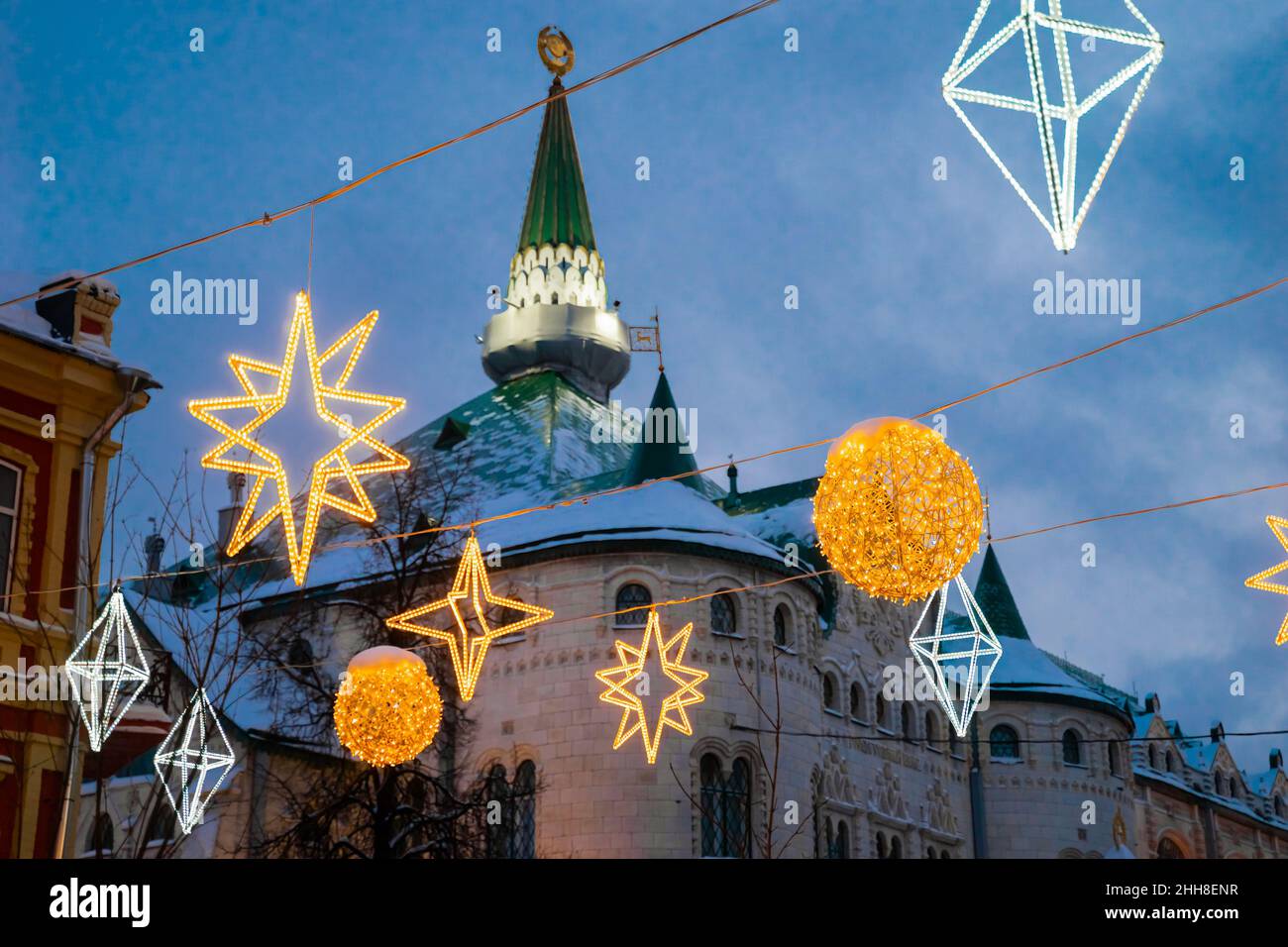 Illuminations de la Saint-Sylvestre dans une rue piétonne.Rue Bolshaya Pokrovskaya, Nizhny Novgorod.Lumières de la rue Banque D'Images