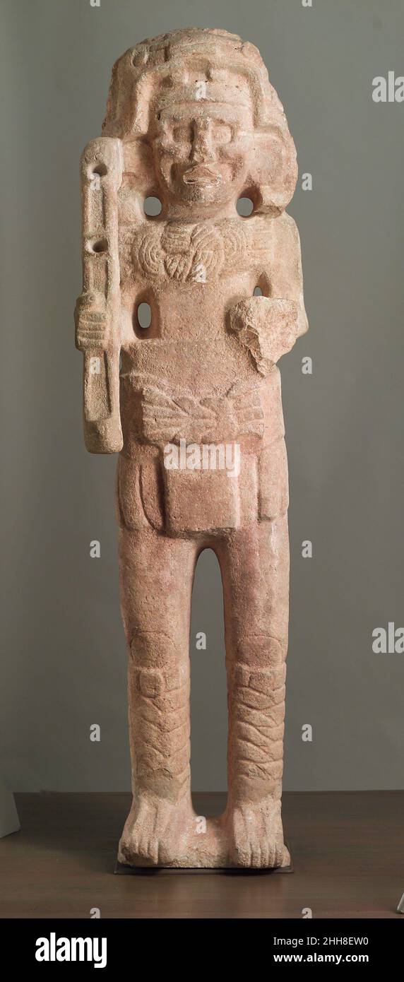 Figure monumentale 9th Century Maya cette grande sculpture décrit la déité maya Chahk comme une personnification hachante de la pluie, des tempêtes et de la foudre.Embrassant la poignée d'une grosse hache – symbolique de la foudre – Chahk est montré comme le Dieu de la tempête avec une bouche ouverte et des joues prononcées comme si criant ou menaçant.Les deux trous de la hache auraient été remplis de lames de pierre, peut-être de pierre verte ou obsidienne.Des scènes d'un banc au Temple du Chacmool à Chichen Itza et d'un porjamb à Kabah confirment que de multiples lames de hache étaient communes dans les basses terres du nord de Maya.Bien que le Banque D'Images