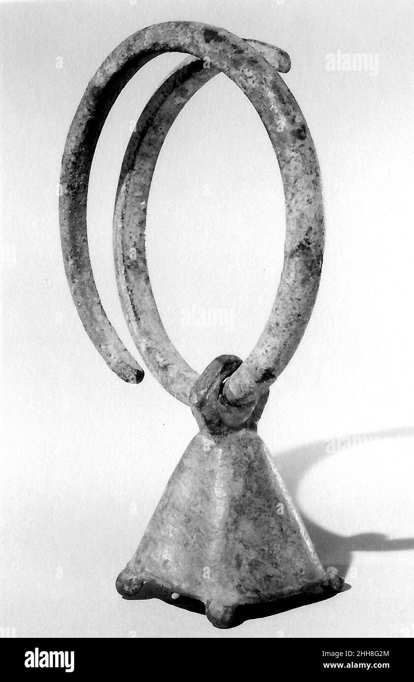 Bracelet Bell 1st Century A.D. Italien (ancien romain) les instruments et les idées musicales ont été partagés, exploités et adaptés dans tout le monde méditerranéen et en Asie occidentale.Tandis qu'une culture préférait les harpes, une autre mettait l'accent sur les vertus de la lyre.Les instruments pourraient symboliser ou personnifier les dieux.En Grèce, les lyres étaient associés à Apollon, tandis que l'aulos (romain: Tibia), un instrument de vent, était emblématique de Dionysos, dieu du vin et du théâtre, et jugé moins prestigieux.Les instruments à percussion comme les cymbales, les trappeurs et les tambours de cadre ont donné l'accent rythmique pour la danse, les rituels, la récitation, an Banque D'Images