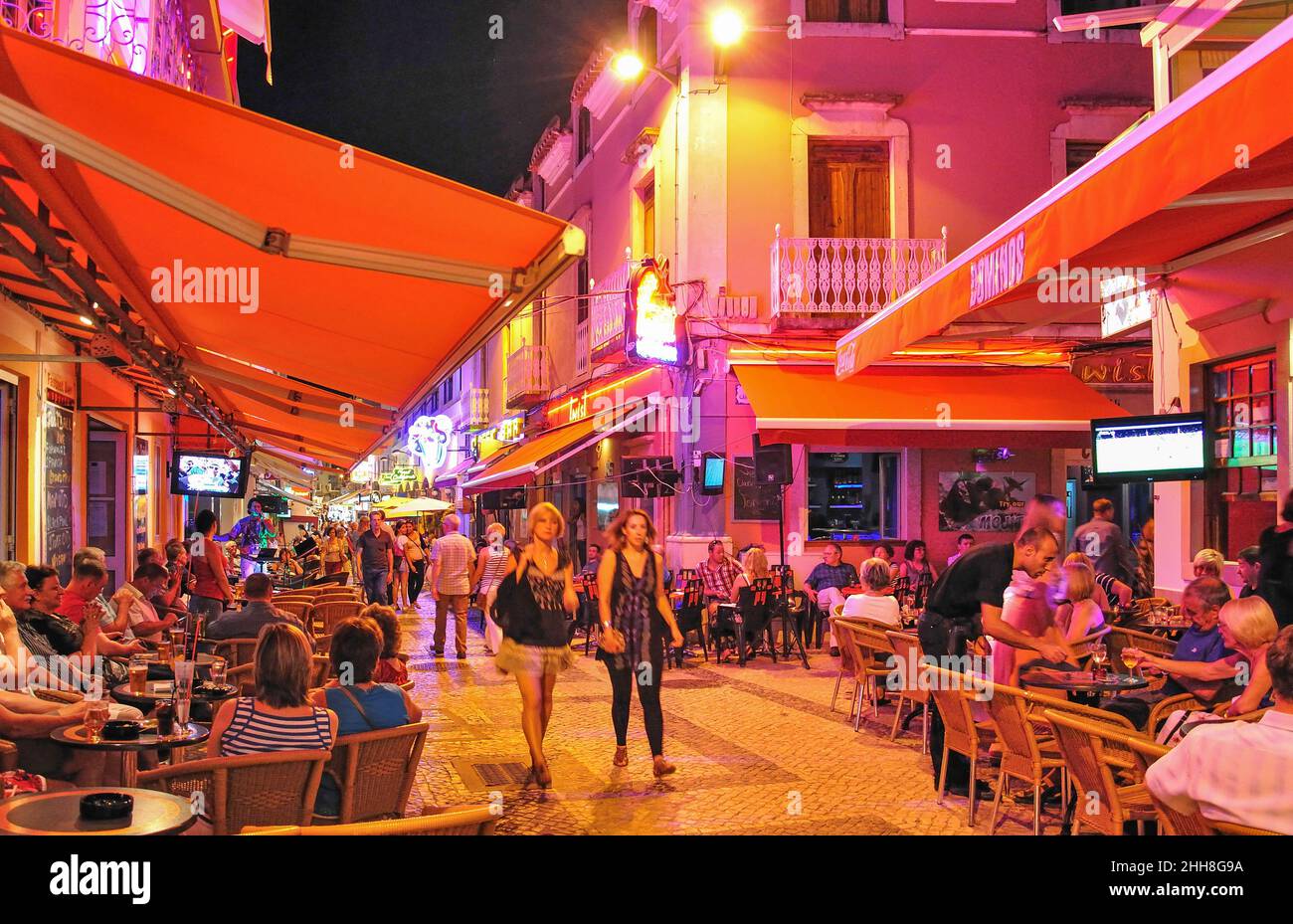 Bars extérieurs la nuit, Candido des Reis, Albufeira, région de l'Algarve, Portugal Banque D'Images