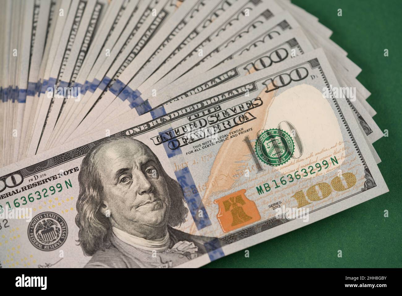 Pile de cent billets de banque sur fond vert.Argent comptant.Croissance financière et concept d'entreprise.Investissements.Vue en gros plan Banque D'Images