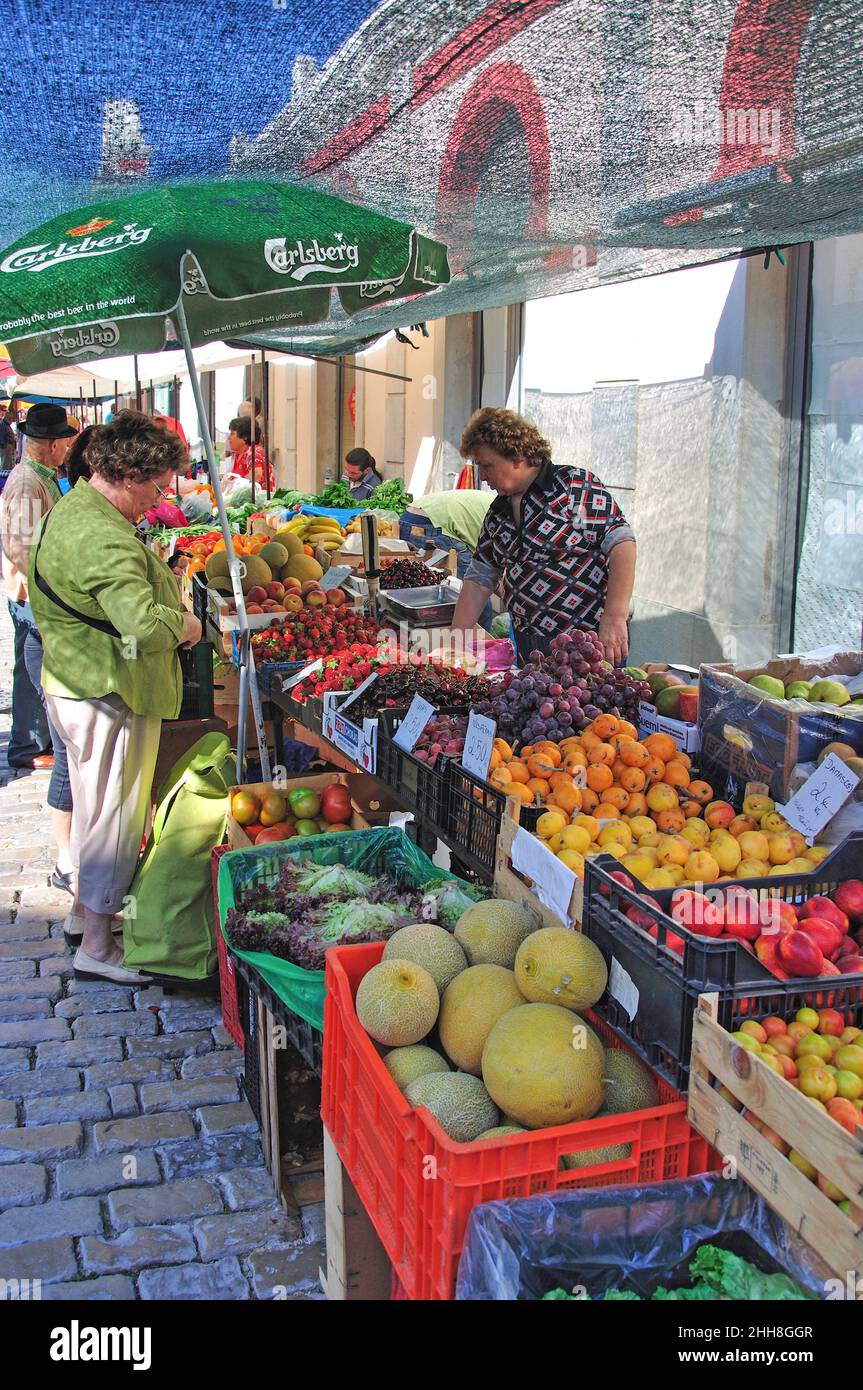 Stands de fruits, marché de Loulé, Praca da Republica, Loulé, région de l'Algarve,Portugal Banque D'Images