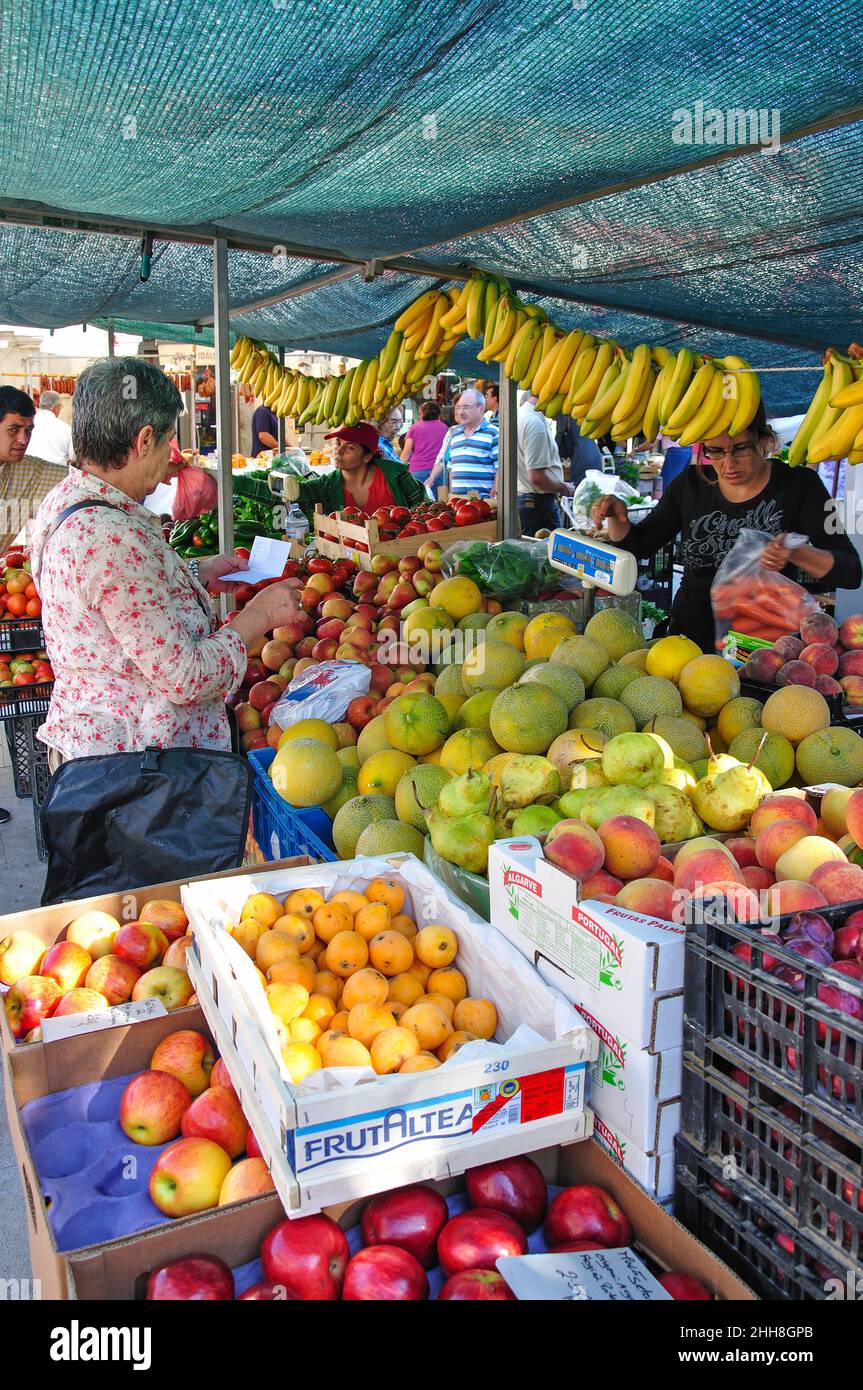Stands de fruits, marché de Loulé, Praca da Republica, Loulé, région de l'Algarve,Portugal Banque D'Images