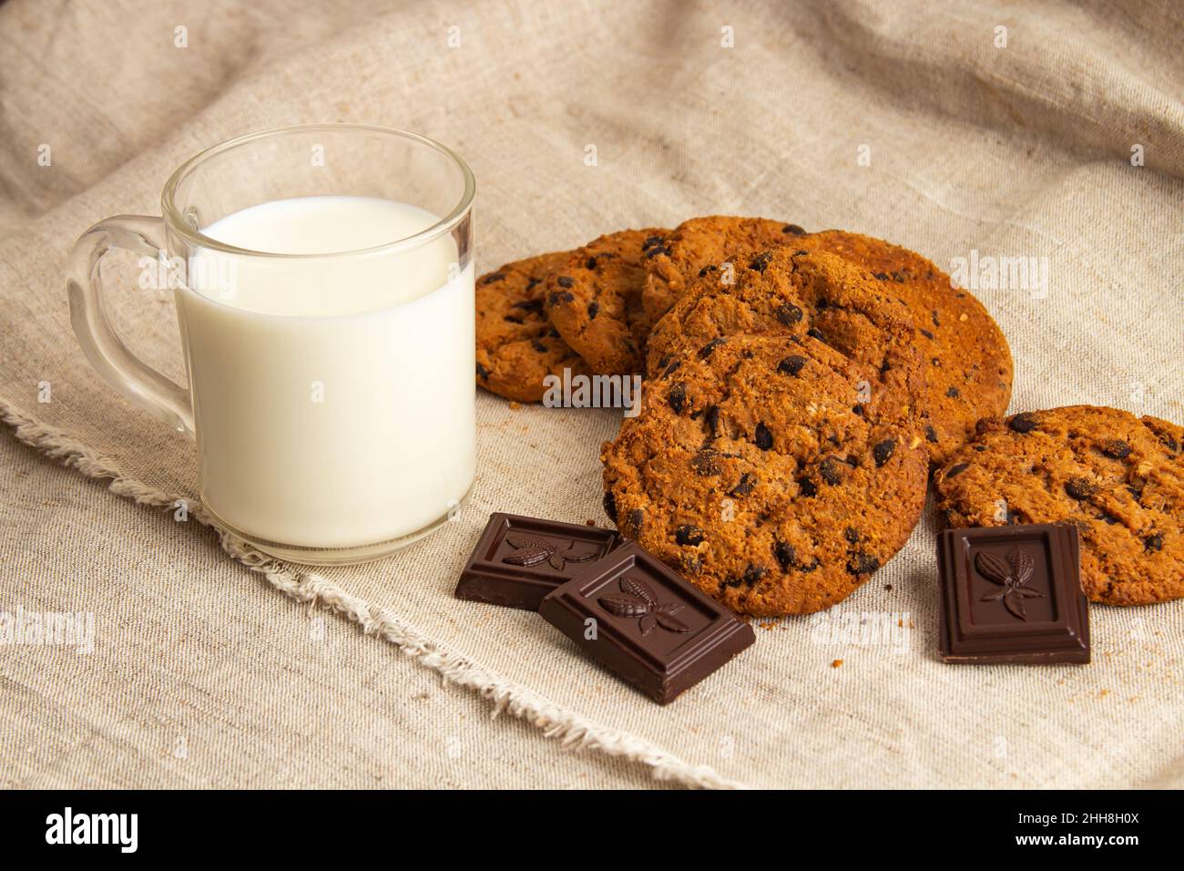 biscuits aux pépites de chocolat et lait dans une tasse . Banque D'Images
