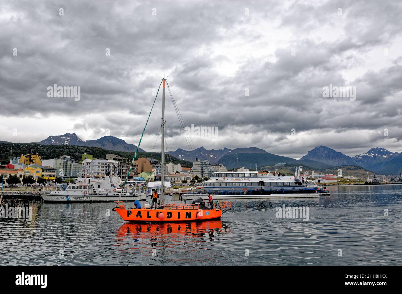 Port d'Ushuaia, Tierra del Fuego, Patagonie, Argentine.Le port sud-argentin d'Ushuaia permet d'amarrer un grand nombre de bateaux de croisière Banque D'Images