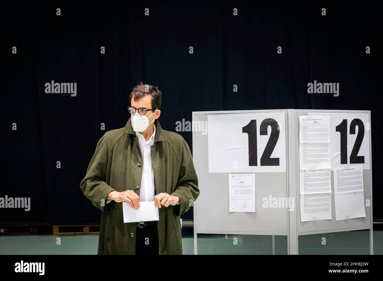 Porto, Portugal.23rd janvier 2022.Rui Moreira, maire de Porto, tient un bulletin de vote lors du vote mobile précoce pour les élections législatives à la Super Bock Arena de Porto.Crédit : SOPA Images Limited/Alamy Live News Banque D'Images