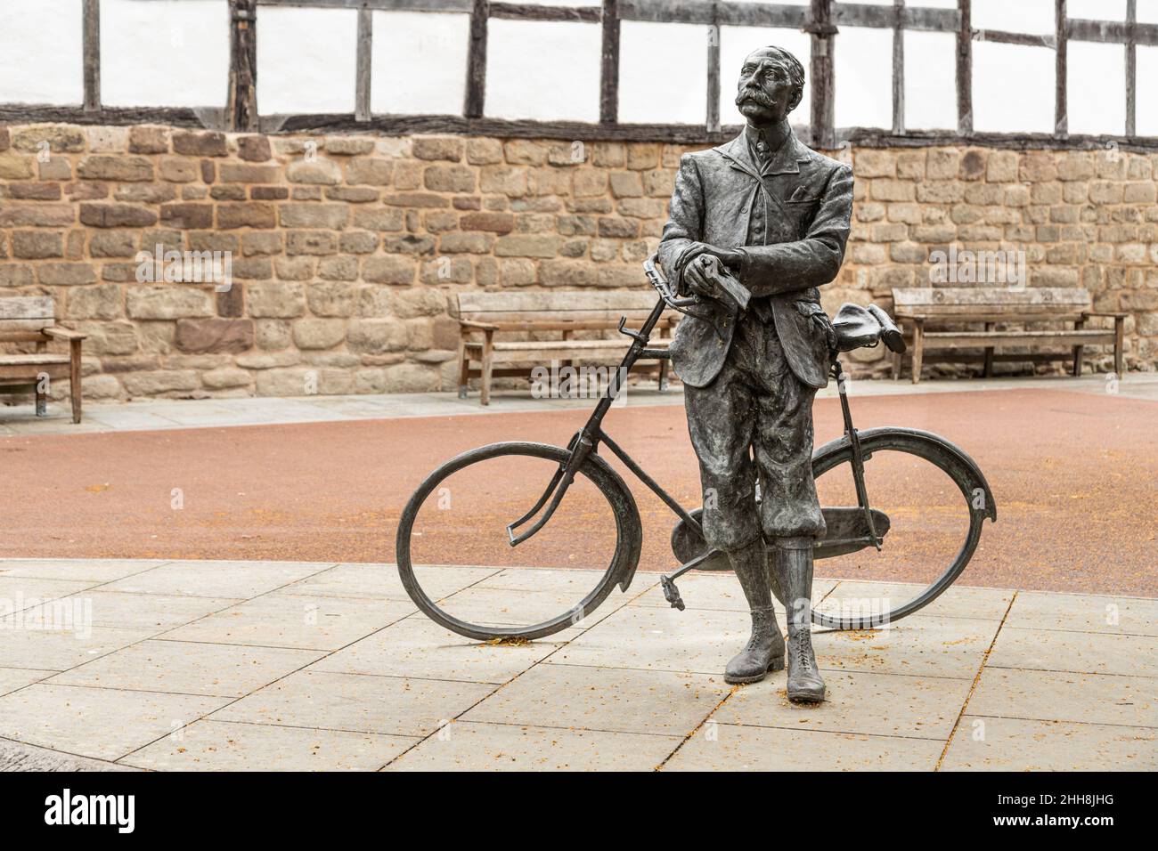 Statue du compositeur Sir Edward Elgar et vélo sur la cathédrale Green Hereford Angleterre Banque D'Images