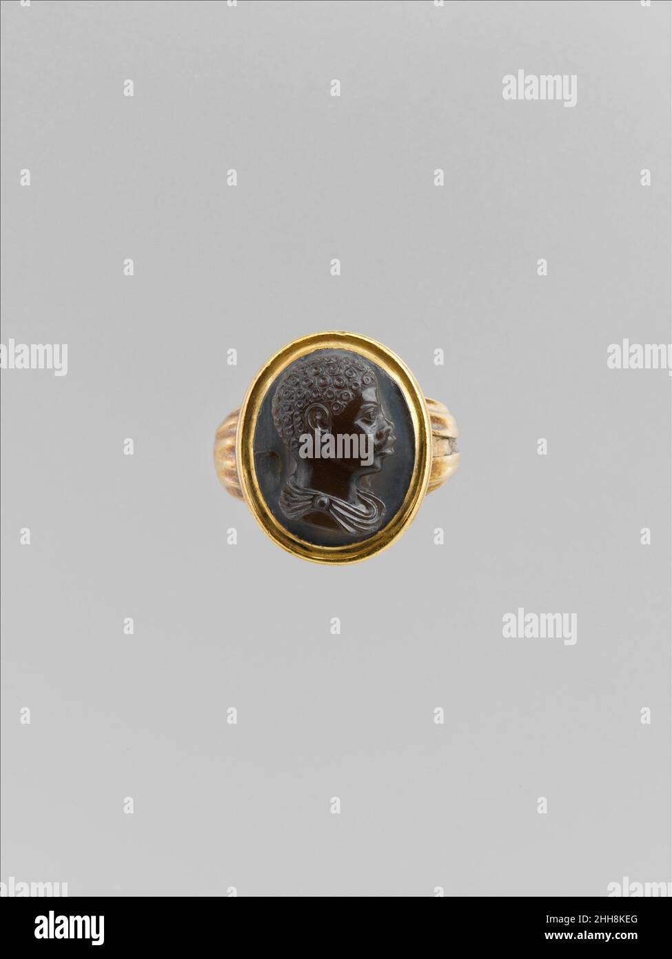 Buste d'un garçon africain de la fin du 16th siècle italien, probablement Venise la Renaissance italienne a apporté avec elle une étreinte de l'antiquité classique tout au long des XVe et XVIe siècles.L'émulation des anciens caméos a joué un grand rôle.Les sculpteurs ont investi les mythes anciens avec des compositions et des techniques de plus en plus raffinées, en prêtant une attention particulière aux dernières découvertes archéologiques.La demande pour des sculpteurs italiens les a emmenés devant tous les tribunaux européens.Milan en particulier développé un goût pour les caméos avec des effets atmosphériques merveilleux.Buste d'un garçon africain 198288 Banque D'Images