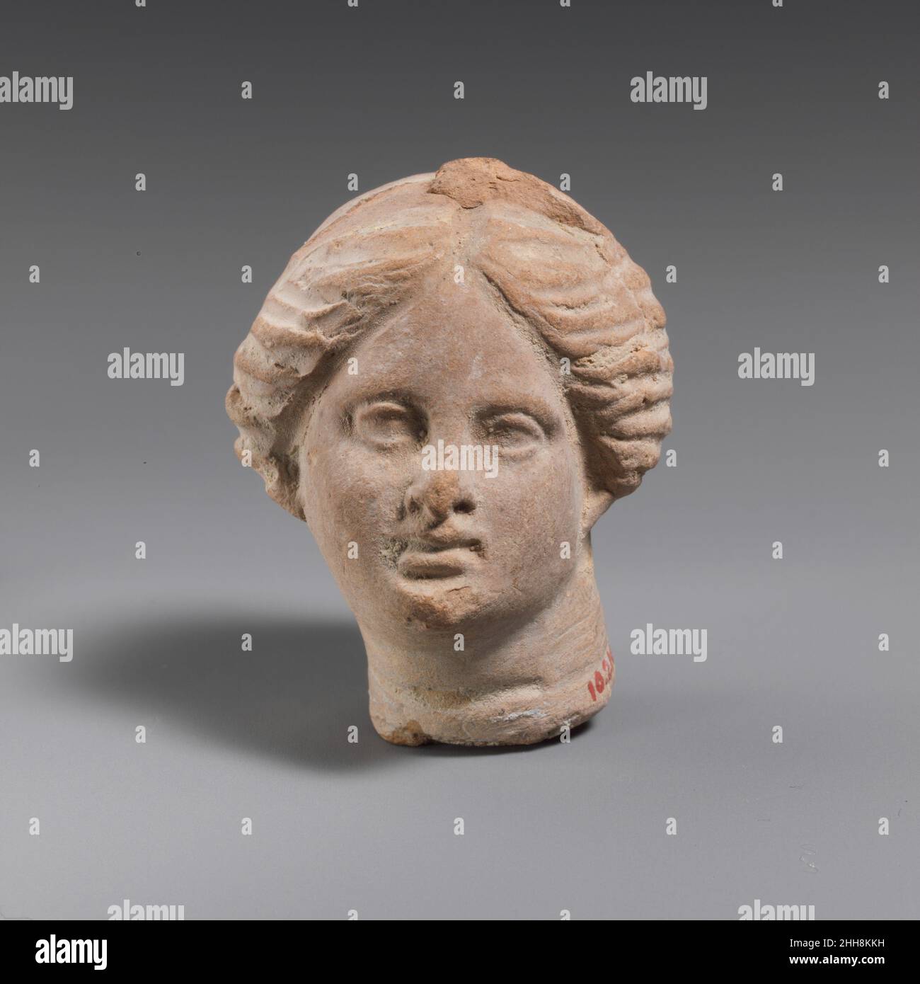 Tête femelle en terre cuite 3rd–2nd siècle C.-B. grec portant une sphendone.Tête femelle en terre cuite 248386 Banque D'Images