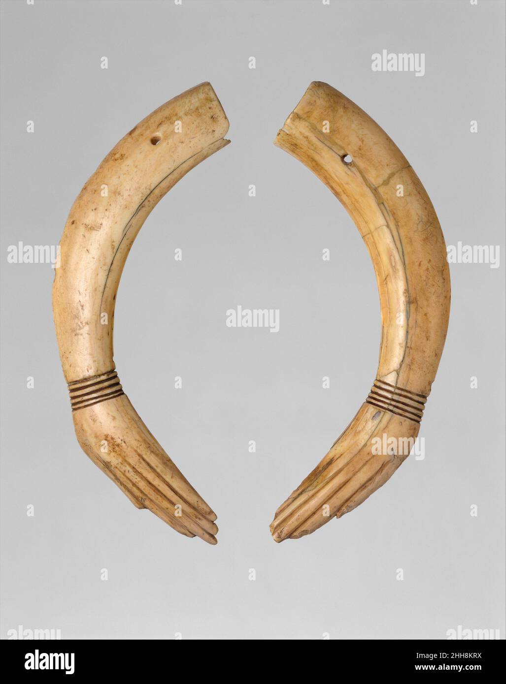 Paire de Clappers ca.1353–1336 C.-B. période Amarna ces trappeurs, sous forme de mains humaines, ont été sculptés à partir d'un seul hippopotame tusk qui a été divisé en deux.De tels instruments de percussion ont été utilisés pour garder le temps pendant les danses ou dans le cadre d'un ensemble musical.Ces exemples, cependant, ont été trouvés dans un cercueil miniature à Amarna et semblent avoir fait partie d'une offrande.Paire de Clappers. Env.1353–1336 C.-B.Hippopotame ivoire.Nouveau Royaume, période Amarna.De l'Egypte, Moyen Egypte, Amarna (Akhetaten), Maison du Roi à Amarna, Pit au sud de l'étang, fouilles de la Société d'exploration de l'Egypte Banque D'Images