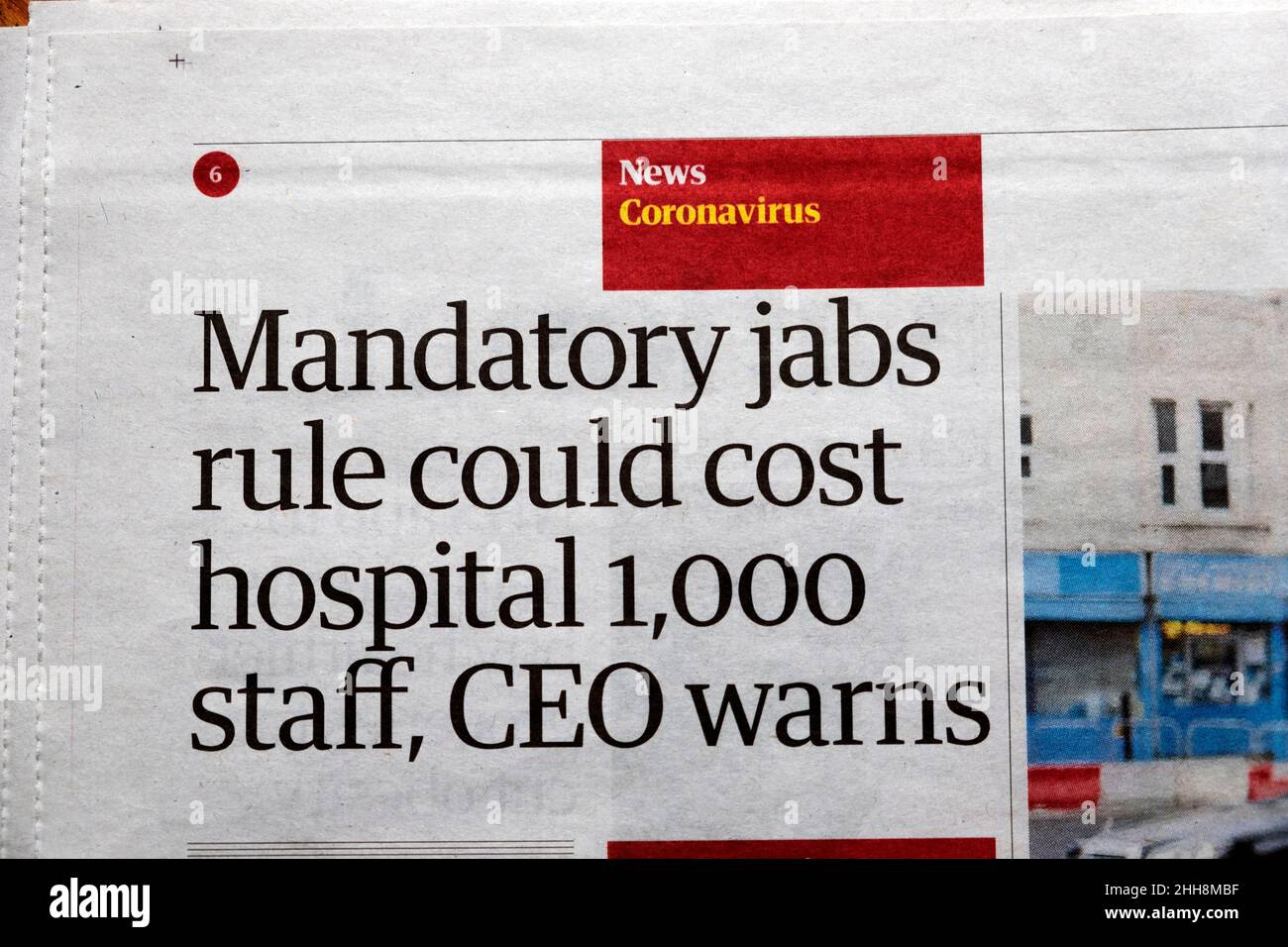 « une règle de Jabs mandatrice pourrait coûter au personnel de l'hôpital 1 000, prévient le PDG » le journal Guardian titre Covid vaccines Clipping 10 janvier 2022 Londres UK Banque D'Images