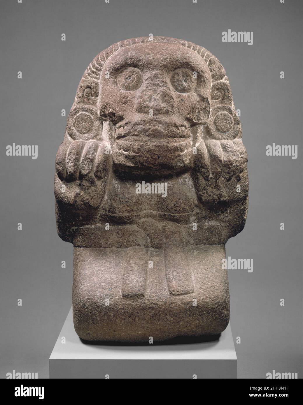 Cihuateotl 15th–début du 16th siècle Aztec cette sculpture en pierre représente une femme assise portant une jupe unie et une ceinture nouée simple.Son crâne-comme le visage, avec ses grands yeux circulaires, la bouche ouverte, et les dents exposées,est encadré par une masse de cheveux non accroché sculptés dans les tourbillons et les torsades.Penchée vers l'avant sur des pieds clavetés, ses redoutables talons sont soulevés sur les côtés de sa poitrine comme si elle était prête à saisir des proies invisibles.parmi les Aztèques, on dit qu'une femme en travail « capture » l'esprit de son enfant nouveau-né, comme un guerrier saisit son adversaire au combat.Mais si une femme est décédée en accouchant Banque D'Images Cihuateotl 15th–début du 16th siècle Aztec cette sculpture en pierre représente une femme assise portant une jupe unie et une ceinture nouée simple.Son crâne-comme le visage, avec ses grands yeux circulaires, la bouche ouverte, et les dents exposées,est encadré par une masse de cheveux non accroché sculptés dans les tourbillons et les torsades.Penchée vers l'avant sur des pieds clavetés, ses redoutables talons sont soulevés sur les côtés de sa poitrine comme si elle était prête à saisir des proies invisibles.parmi les Aztèques, on dit qu'une femme en travail « capture » l'esprit de son enfant nouveau-né, comme un guerrier saisit son adversaire au combat.Mais si une femme est décédée en accouchant Banque D'Images