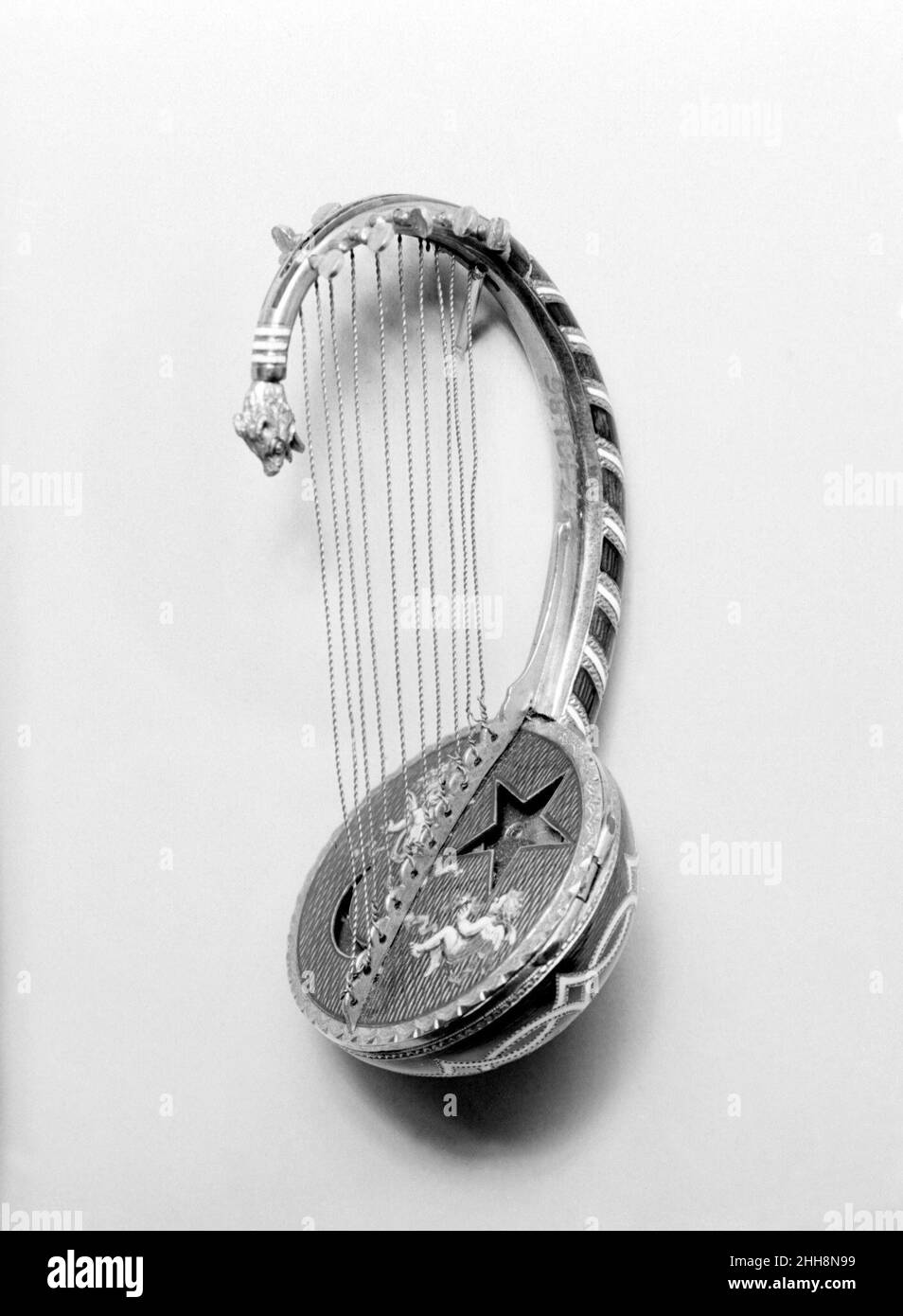 Regardez sous la forme d'une lyre égyptienne ca.1800–10 horloger : Philippe Meynadier.Regardez sous la forme d'une lyre égyptienne 193410 Banque D'Images