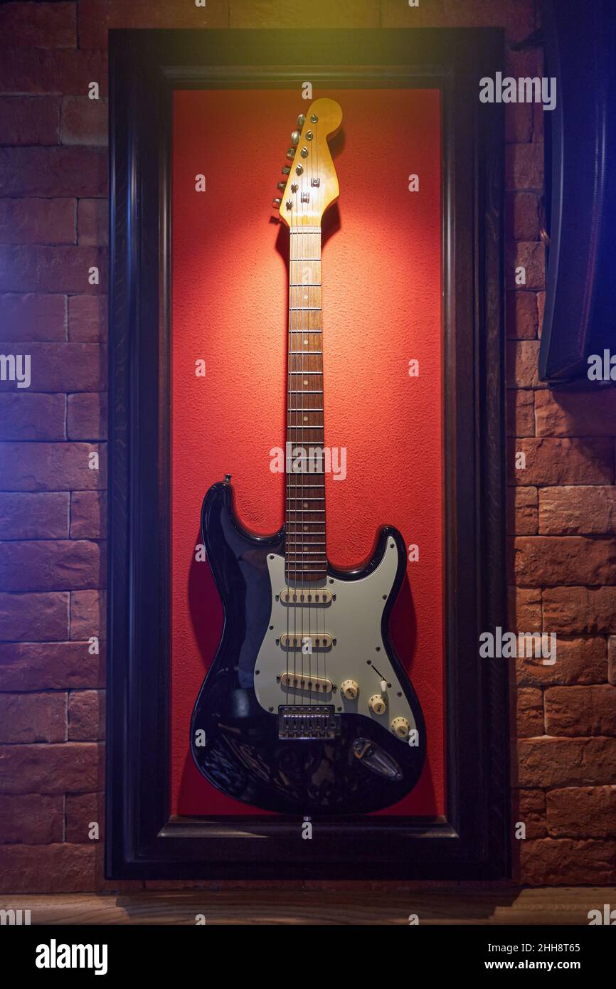 Guitare électrique accrochée au mur dans le restaurant pour la décoration  Photo Stock - Alamy