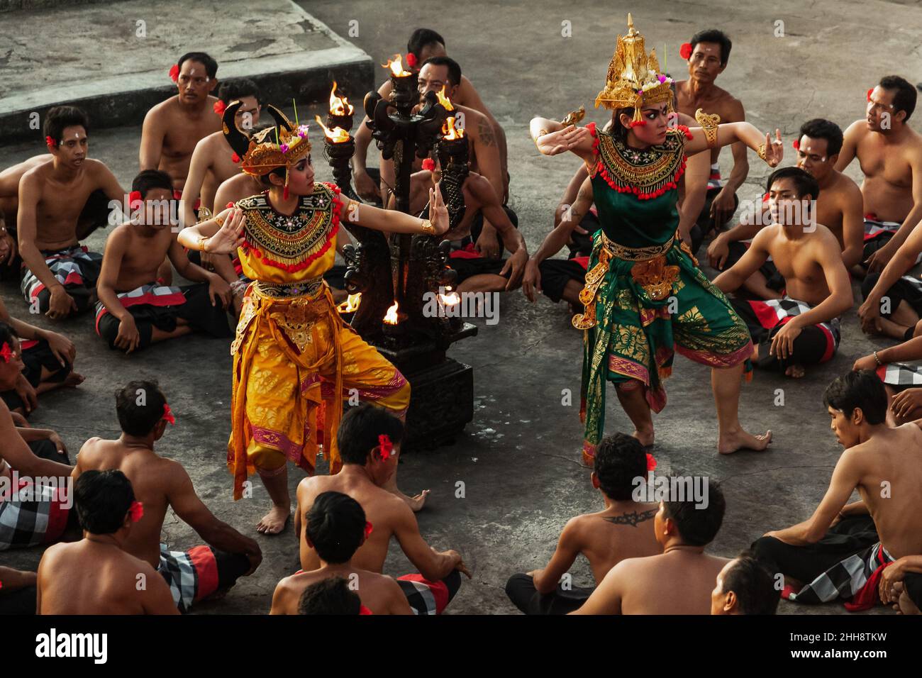 BALI, INDONÉSIE - 1 MARS 2014 : deux danseuses de tête se produisent dans le cercle des danseuses de sexe masculin Banque D'Images