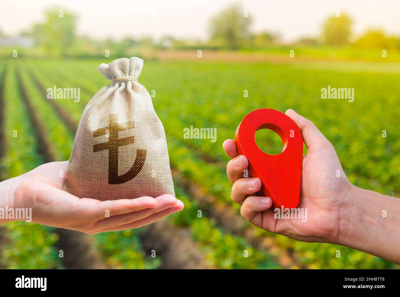 Mains avec broche de localisation et sac d'argent en lire turque.Marché foncier.Coût d'estimation des tracés.Industrie du transport et de la construction.Achat et vente de lan Banque D'Images